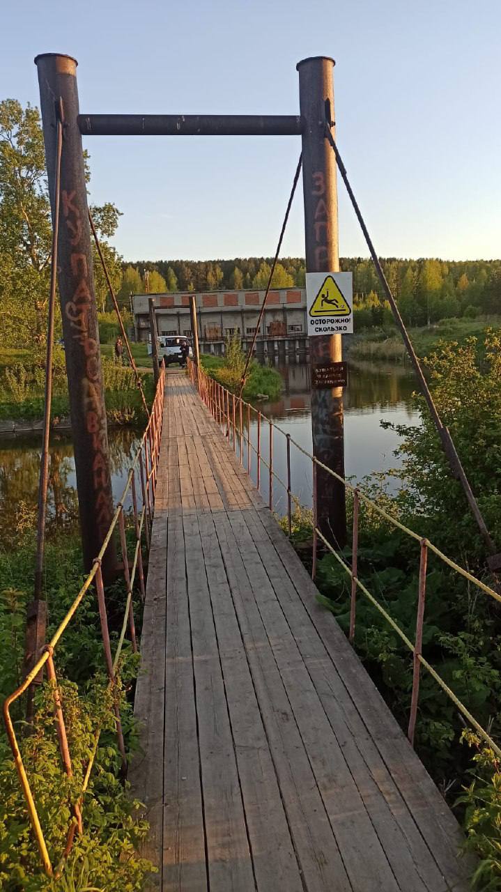 Школьник утонул в Кировграде По данным следствия, 14-летний мальчик купался в Верхнетагильском пруду в не предназначенном для этого месте. «По одной из отрабатываемых версий, между парнями произошёл спор, кто лучше умеет плавать. Школьник снял верхнюю одежду и решил продемонстрировать, что умеет плавать. Подошёл к мосту и спрыгнул в воду, после чего вынырнул, но его стало уносить течением. Он стал размахивать руками и кричать, что тонет, а затем скрылся под водой. Никто из друзей оказать помощь не смог», — рассказал полковник Валерий Горелых. Следственный комитет по Свердловской области