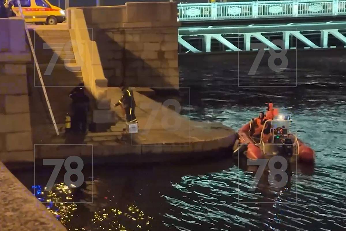 Мертвого мужчину достали из водоема на Университетской набережной в центре Санкт Петербурга передает 78 ru По сведениям российского издания горожанин спрыгнул в Неву со стороны Кунсткамеры К месту оперативно прибыли представители экстренных служб Выяснятся обстоятельства случившегося До этого сообщалось что в Новосибирске мужчина занимающийся моржеванием спас прохожего который провалился под лед на озере Спартак в Калининском районе Новосибирец пояснил что спасенному около 40 лет По его версии мужчина оказался в ловушке поскольку был пьян Еще раньше в Новосибирске два 11 летних школьника вышли на прогулку в Дзержинском районе и захлебнулись в водоеме