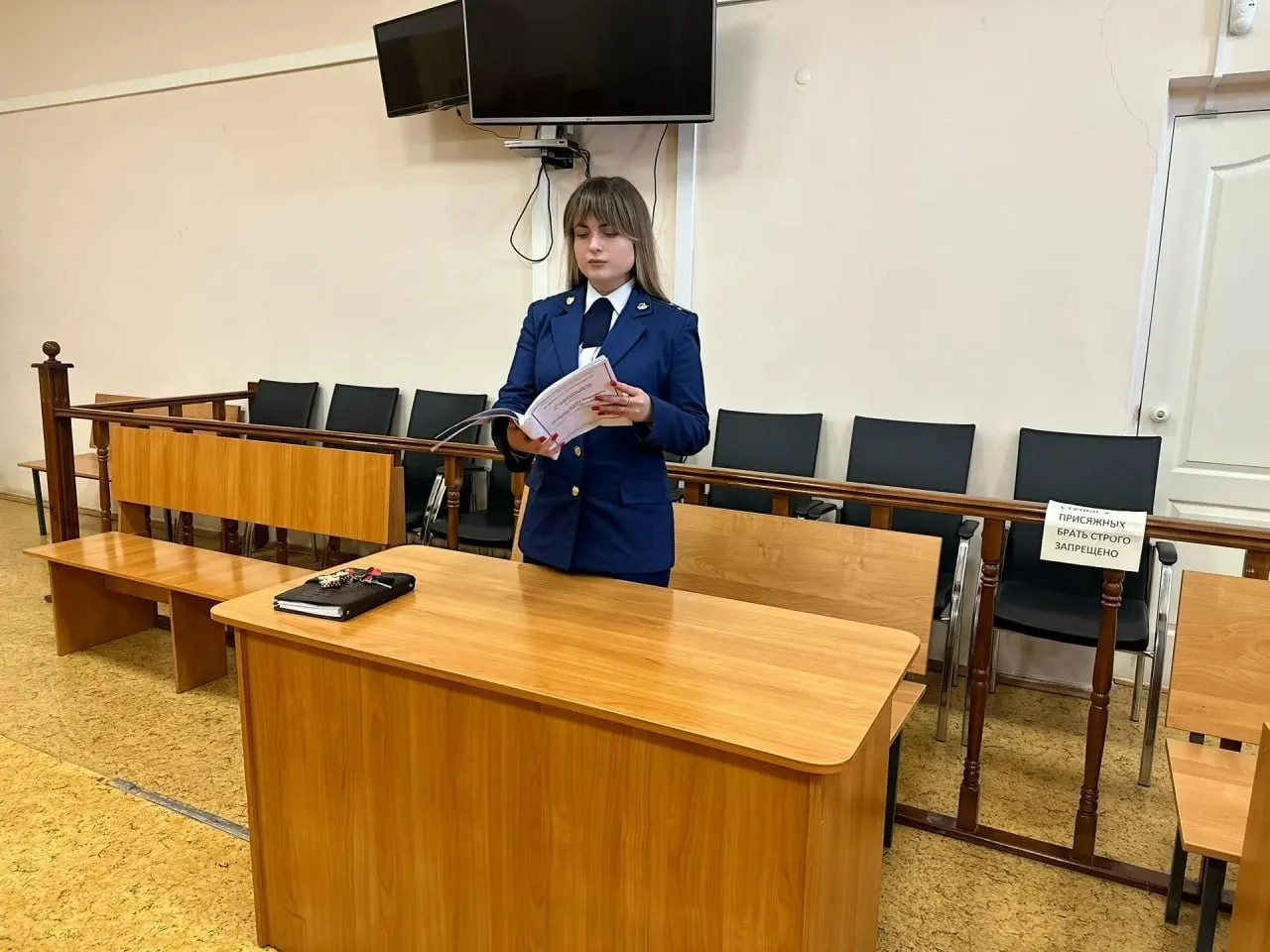 В Саратовской области вынесен приговор по уголовному делу о покушении на незаконный сбыт около 1 кг наркотических средств Энгельсский районный суд Саратовской области вынес приговор по уголовному делу в отношении 31 летней местной жительницы Она признана виновной по ч 3 ст 30 ч 5 ст 228 1 УК РФ покушение на незаконный сбыт наркотических средств В суде установлено что в августе 2025 года женщина вступила в организованную преступную группу участники которой занимались незаконным распространением наркотических средств на территории Саратовской области В ее функции входило получение фасовка и сбыт наркотических средств Подсудимая была задержана сотрудниками правоохранительных органов при попытке оборудования тайников Из незаконного оборота изъято около 1 кг синтетических наркотиков  С учетом позиции государственного обвинителя суд приговорил виновную к 9 годам лишения свободы с отбыванием в исправительной колонии общего режима с отсрочкой исполнения наказания до достижения ее ребенком 14 летнего возраста