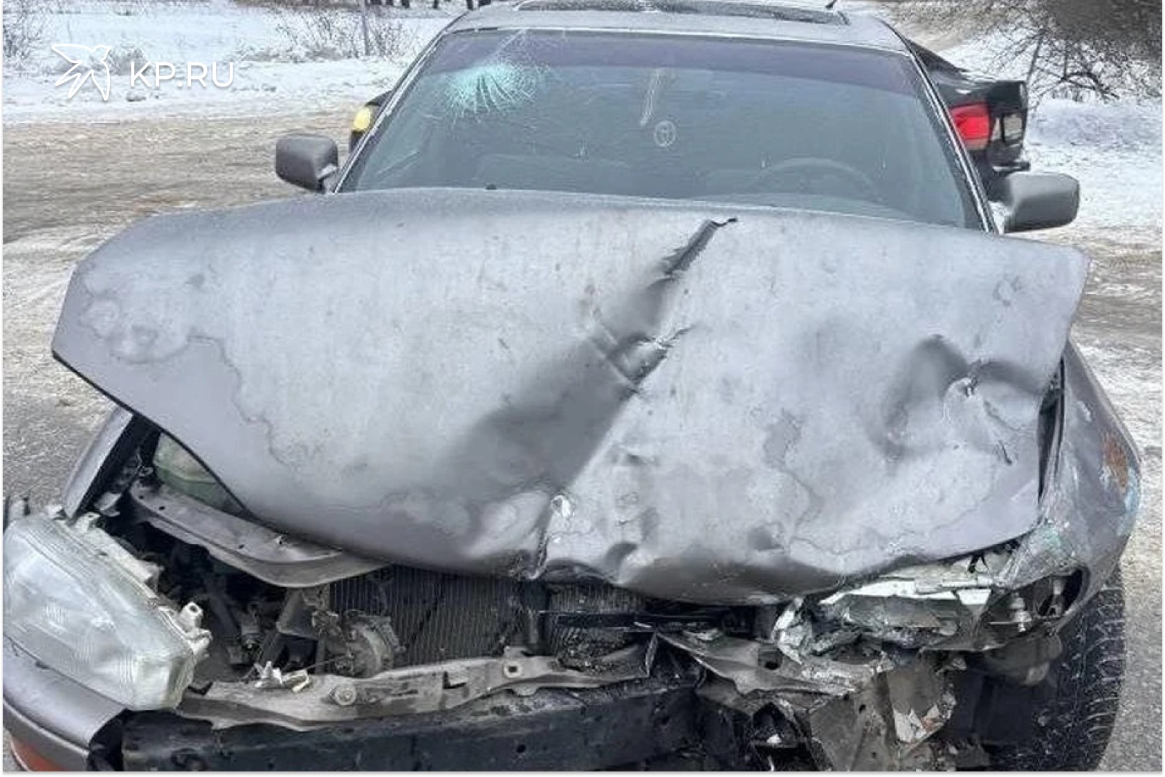 В Воронеже 25 летний водитель Тойоты врезался в пятнашку на Тепличной В ДТП пострадала водитель ВАЗа а владелец иномарки и его пассажирка позже обратились в больницу сами Водителя отечественной легковушки доставили в больницу с телесными повреждениями Накануне в Воронеже произошло ДТП в котором получили травмы трое местных жителей По предварительным данным в 15 25 у дома 1 по улице Тепличная 25 летний водитель Тойоты Камри выезжая с прилегающей территории не убедился в безопасности маневра Он врезался в автомобиль ВАЗ 2115 пятнашку за рулем которого находилась 43 летняя женщина В результате медицинская помощь потребовалась обоим водителям и 58 летней пассажирке иномарки Об этом сообщила пресс служба регионального ГУ МВД 21 января Водителя отечественной легковушки доставили в больницу с телесными повреждениями сразу после аварии А молодой человек и его пассажир позже обратились за помощью самостоятельно На данный момент сотрудники полиции проводят проверку и выясняют все детали случившегося Кстати по данным ведомства за сутки в регионе случилось 127 ДТП Из них 95 в самом Воронеже Еще 28 в районах области и четыре аварии случилось на федеральных трассах Всего в четырех крупных авариях за это время травмы различной степени тяжести получили 8 человек