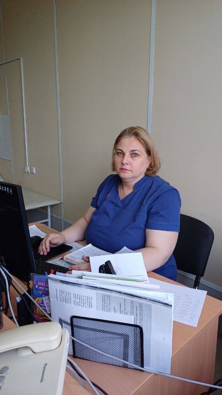 «Субботний онкодесант» посетил Переволоцкий район 21 июня в рамках ежегодной профилактической акции «Субботний онкодесант» специалисты Оренбургского онкодиспансера работали в Переволоцком районе. Онколог, онкомаммолог, онкоуролог, онкогинеколог, дерматолог, врач ультразвуковой диагностики приняли 41 пациента. По итогам осмотров и консультаций у 13 местных жителей было выявлено подозрение на злокачественные новообразования, 9 человек направлены на дообследование в Оренбургский онкодиспансер. В 2025 году в акции «Субботний онкодесант» приняли участие 499 человек из Сорочинского, Илекского, Акбулакского, Грачёвского, Асекеевского, Новосергиевского и Переволоцкого районов. Выявлен 101 случай с подозрением на злокачественные новообразования, направлены на дообследование в Оренбургский онкодиспансер 90 человек. «Субботний онкодесант» - это ежегодная профилактическая акция, которая проводится Оренбургским областным клиническим онкологическим диспансером с 2015 года. Её цель - повышение качества и доступности оказания онкологической помощи оренбуржцам, раннее выявление онкопатологии и снижение смертности от новообразований.