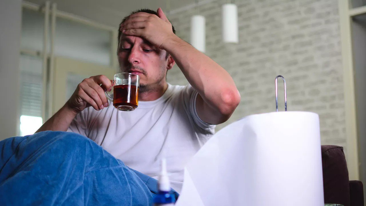 Минздрав России утвердил новый стандарт лечения гриппа для взрослых Согласно документу средняя продолжительность лечения составит девять дней а сам процесс будет включать целый комплекс диагностических и терапевтических мероприятий Об этом пишут РИА Новости Для начала диагностика Пациенту предстоит пройти консультации у семи специалистов от терапевта до кардиолога и даже акушера гинеколога если это необходимо Такой подход позволяет учесть все возможные осложнения и индивидуальные особенности организма Далее анализы Их список впечатляет 27 лабораторных методов исследования Среди них проверка уровня С реактивного белка который помогает выявить воспалительные процессы и прокальцитонина маркера бактериальных инфекций Также предусмотрены исследования спинномозговой жидкости мазков из носоглотки и ротоглотки на широкий спектр вирусов включая грипп коронавирусы и риновирусы А ещё экспресс тесты коагулограмма и анализ газов крови В общем диагностика будет максимально точной Рентген грудной клетки спинномозговая пункция пульсоксиметрия всё это направлено на выявление осложнений и контроль состояния пациента Что касается лечения то здесь предусмотрено круглосуточное наблюдение в стационаре ежедневные осмотры инфекционистом и терапевтом а также консультации анестезиолога реаниматолога Источник РИА Новости Подписаться на Telegram  Подписаться в MAX