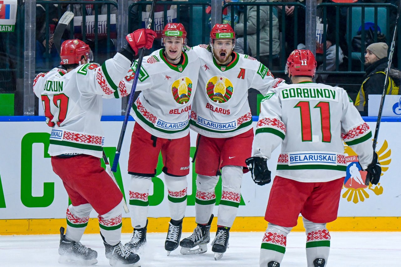 Как Беларусь играла на предыдущих Кубках Первого канала В 2022 м наша команда произвела фурор заняв первое место В 2023 и 2024 годах 2025 узнаем совсем скоро Старт турнира уже сегодня В 16 30 начнем смотреть первый матч сборной Беларуси А пока прочтите много интересных фактов о нашей команде в этом превью hockeyby