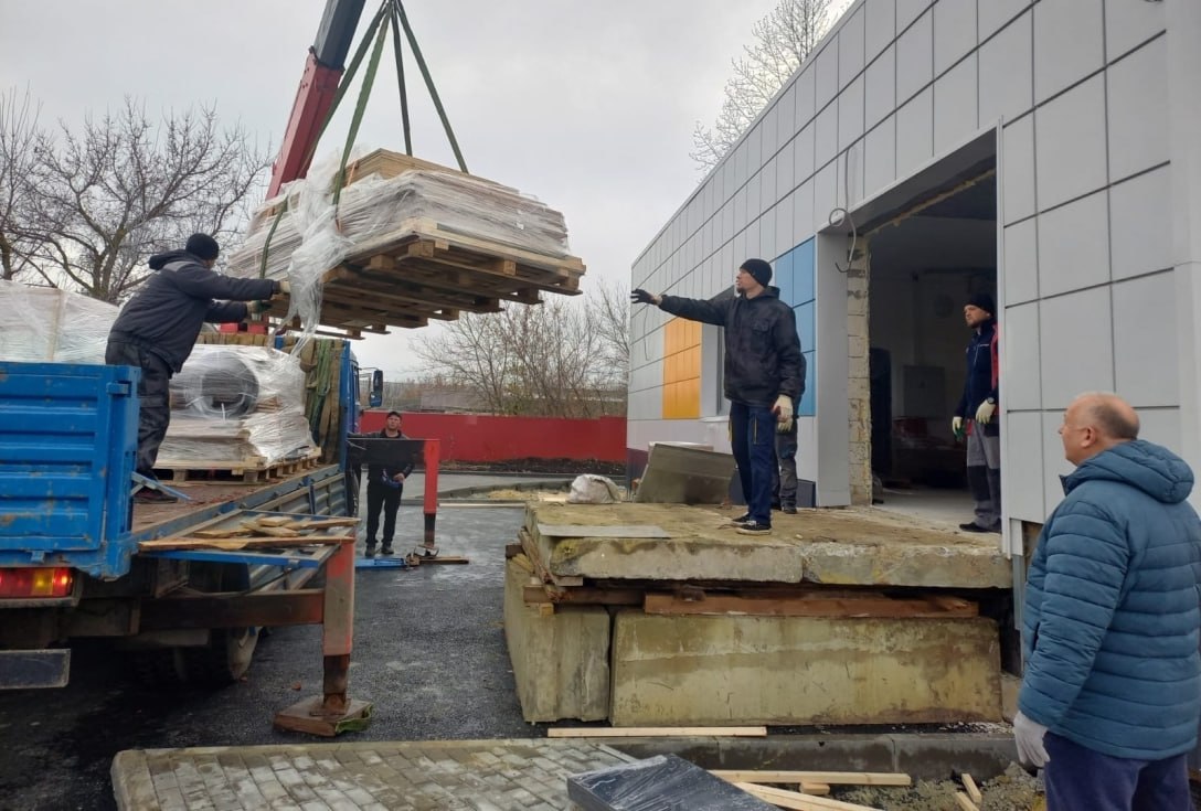 Началась поставка медоборудования для новой поликлиники в Кузнецке по нацпроекту В медучреждение уже доставили компьютерный томограф маммограф эндоскопическое оборудование Ожидается поступление магнитно резонансного томографа и рентгеновского аппарата Комплектование материально технической базы лечебного учреждения ведется одновременно со строительными работами На сегодняшний день в здании идет отделка помещений Ввод в эксплуатацию аппаратуры станет завершающим этапом создания новой поликлиники Напомним строительство новой поликлиники для взрослого населения в Кузнецке ведется в рамках нацпроекта Продолжительная и активная жизнь который реализуется по инициативе Президента РФ