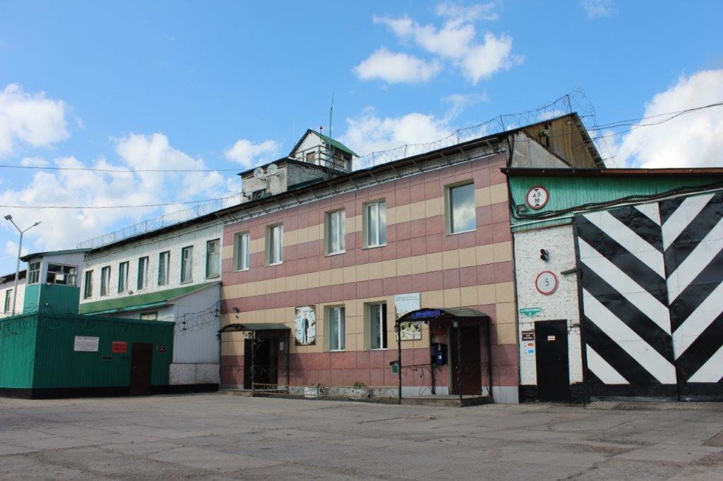 Сиделец Плесецкой ИК 29 получил добавку к сроку за драку с уфсиновцами Плесецкий районный суд согласился с позицией государственного обвинителя и признал отбывающего наказание мужчину виновным по ч 2 ст 321 УК РФ Применение насилия в отношении сотрудников мест лишения свободы 17 апреля 2025 года гражданин отбывающий наказание в ФКУ ИК 29 УФСИН России посёлок Река Емца устроил драку с двумя сотрудниками колонии зарядив одному из них стационарным телефоном по руке Таким образом сиделец выразил свое недовольство привлечением к дисциплинарной ответственности Суд вынес следующий приговор три с половиной года лишения свободы С учетом предыдущего неотбытого осужденным наказания окончательно назначено наказание в виде 12 лет 6 месяцев лишения свободы в исправительной колонии особого режима с ограничением свободы на срок 2 года пояснили в пресс службе областной прокуратуры Приговор в законную силу не вступил Фото надзорного органа