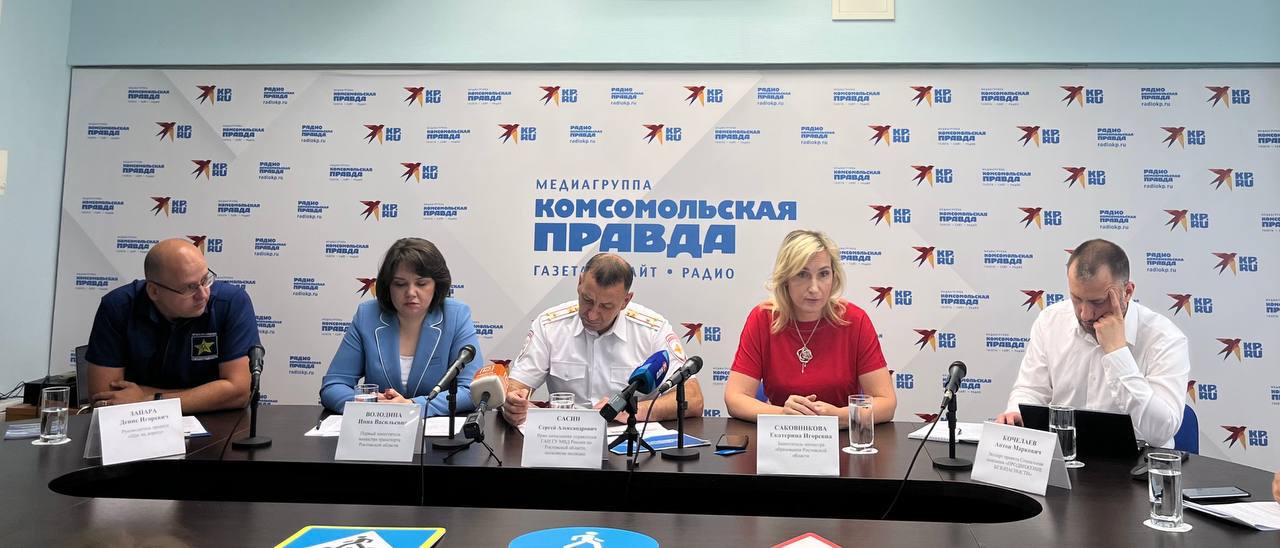 Социальная компания «Продвижение Безопасности» стартовала в Ростовской области В 2024 году в России было зарегистрировано более 30 тысяч ДТП с участием пешеходов, почти три тысячи из которых произошли в Ростовской области. В этих авариях погибли 500 человек. «Виновниками автопроисшествий стали сами пешеходы в 60% дорожно-смертельных случаев. Чаще всего они начинают движение с нарушениями правил дорожного движения. И несмотря на снижение общих статистических показателей аварийности, характеризующих состояние дорожно-транспортной дисциплины пешеходов, уровень травматизма и смертности по-прежнему высок», – рассказал врио начальника ГАИ ГУ МВД России по Ростовской области Сергей Сасин. Южная служба новостей