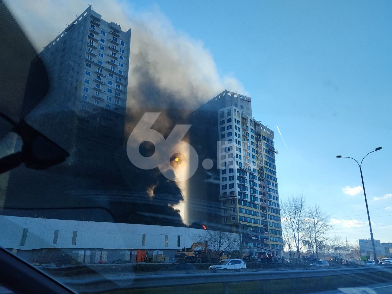 Загорелся паркинг на Металлургов На площади 40 квадратных метров горят строительные материалы и битум на парковке в доме на Металлургов 60 1 Огонь уже локализовали рассказали 66 RU в пресс службе МЧС   Новости из Екатеринбурга