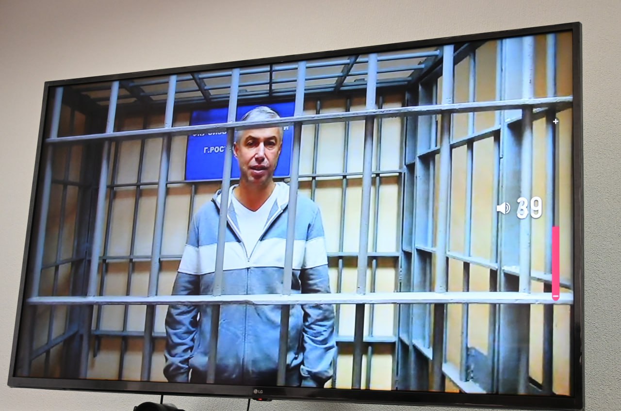 Дело о взятке заведено на бывшего главу администрации Ростова Алексея Логвиненко обвиняют в получении взятки 13 млн рублей в 2019 году в год своего прихода на пост градоначальника Об этом пишет ТАСС с ссылкой на свой источник в правоохранительных органах Фото Ростовский областной суд Подписывайтесь на МАХ присылайте новости