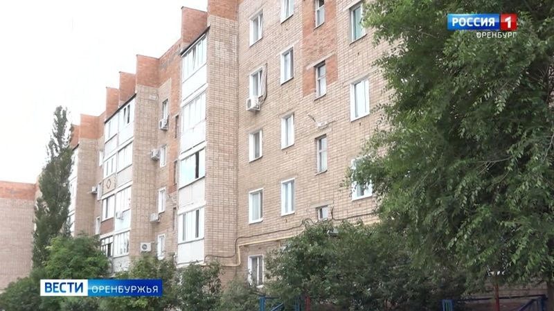 Дома перешли в другие УК: экс-начальник ГЖИ Оренбуржья выслушал приговор  Сегодня, 1 ноября, экс-начальник государственной жилищной инспекции по Оренбургской области Алексей Кузьмин выслушал приговор суда. Он признан виновным по уголовному делу о превышении должностных полномочий, сообщает Ленинский районный суд Оренбурга.  Судом установлено, что Кузьмин поручил подчиненным внести изменения в реестр УК. 45 многоэтажек в Оренбурге перешли к УК «Галактика». Это было сделано несмотря на то, что собственники заявляли о подделке подписей в протоколах собрания. Позже произошла еще одна аналогичная ситуация. 27 оренбургских многоэтажек перешли под управление ООО УК «Созидание».  Суд назначил Кузьмину наказание в виде лишения права занимать должности на госслужбе в течение 3,5 лет. В прокуратуре добавили, что будут оценивать законность и обоснованность принятого решения.