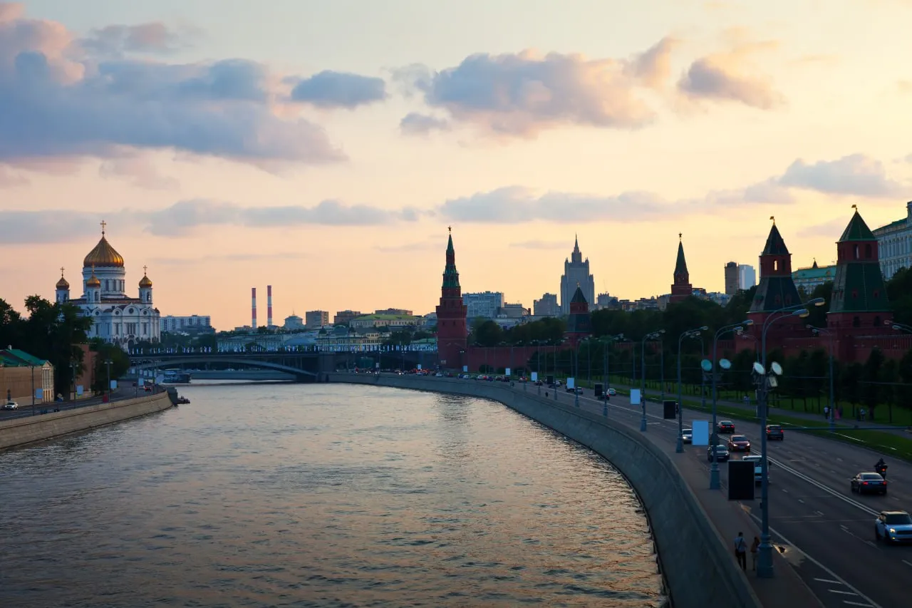Москва и Петербург опустились в мировом рейтинге по росту цен на жилье  По итогам прошлого года Санкт Петербург опустился с первой на шестую строчку мирового рейтинга роста цен на элитное жилье Москва за год опустилась со второго на седьмое место  Москва в мировом рейтинге за год опустилась со второго на седьмое место с приростом 12 6 К концу прошлого года средняя цена 1 кв м на элитную недвижимость в столице достигла 2 2 млн руб  Сочи который ранее входил в PIRI 100 по итогам 2025 года выбыл из него заняв 102 место За год средняя цена элитного жилья в Сочи снизилась на 9 до 1 9 млн руб за 1 кв м  Согласно исследованию по итогам 2025 года лидером по росту цен на элитное жилье в мире стал Токио где средняя цена 1 кв м увеличилась на 58 5  На втором месте Дубай 25 1 на третьем Манила 17 5 Для сравнения год назад эти города были на пятой и четвертой строчке Исследование учитывает динамику средневзвешенной стоимости высокобюджетного жилья в национальной валюте Prime International Residential Index PIRI 100 в ста крупнейших городах мира С 2023 года из рейтинга исключены российские города Но данные по ним рассчитывает российская консалтинговая компания NF Group которая до 2022 года входила в состав Knight Frank Фото Freepik Читать РБК Недвижимость в Telegram VK Канал РБК в Максе