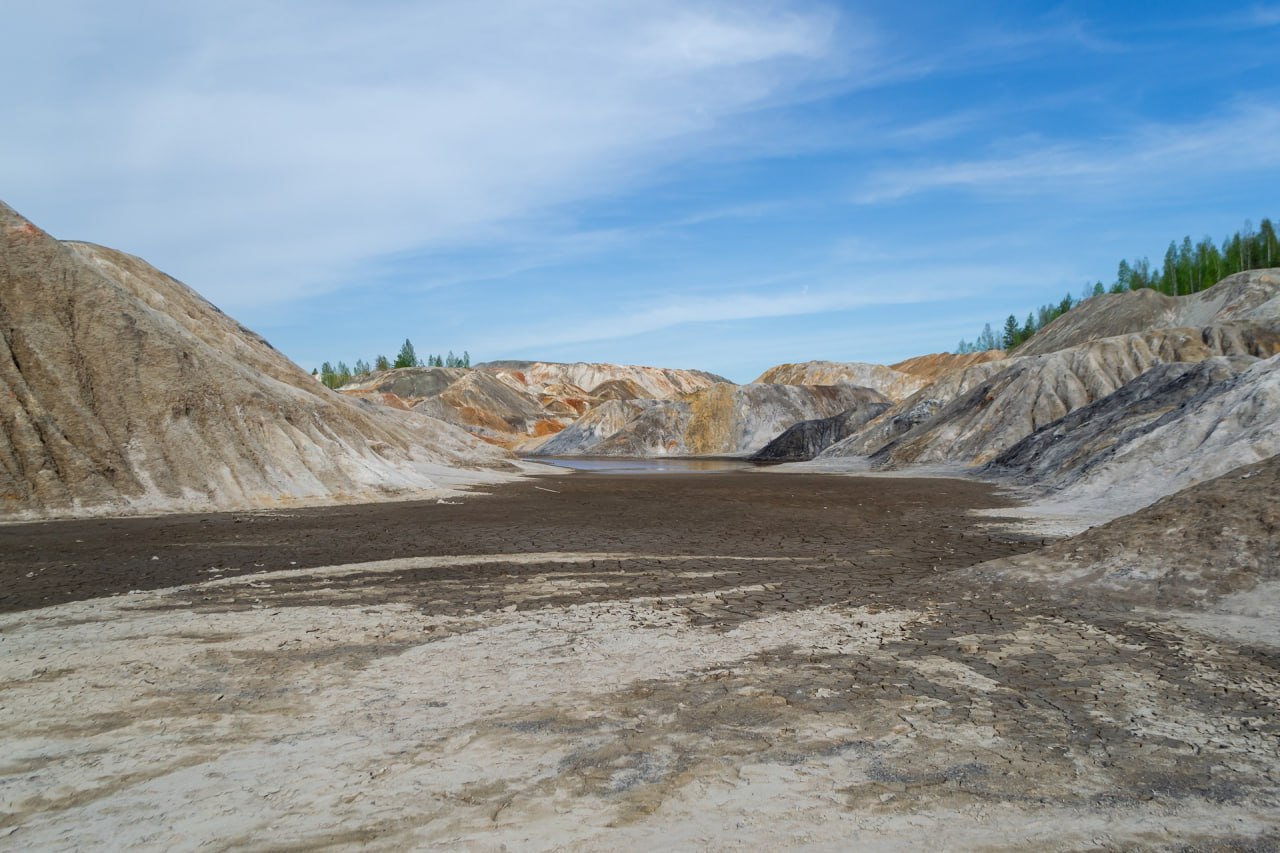 Африкандское месторождение начнет поставки в 2027 году Компания Аркминерал ресурс планирует к 2027 году приступить к опытно промышленной добыче это будут диоксид титана соединения ниобия и тантала а также оксиды и концентрат редкоземельных металлов Промышленный запуск намечен на 2030 год после завершения строительства горно обогатительной фабрики Уникальность объекта в том что в его рудах содержатся сразу несколько видов стратегически значимого сырья Подписаться Прислать новость