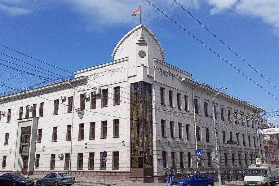 Уважаемые родители По состоянию на 07 00 решение об отмене занятий не принимается Учреждения образования работают в штатном режиме В график режимных моментов будут внесены изменения отменяются все мероприятия запланированные к проведению на свежем воздухе С учётом погодных условий вы вправе принять решение не отправлять детей в учреждение образования Напоминаем что в этом случае по месту пребывания детей должны быть обеспечены максимально безопасные условия а также необходимо заблаговременно предупредить воспитателя детского сада или классного руководителя В случае если ребёнок остаётся дома дополнительные документы в учреждение образования предоставлять не потребуется