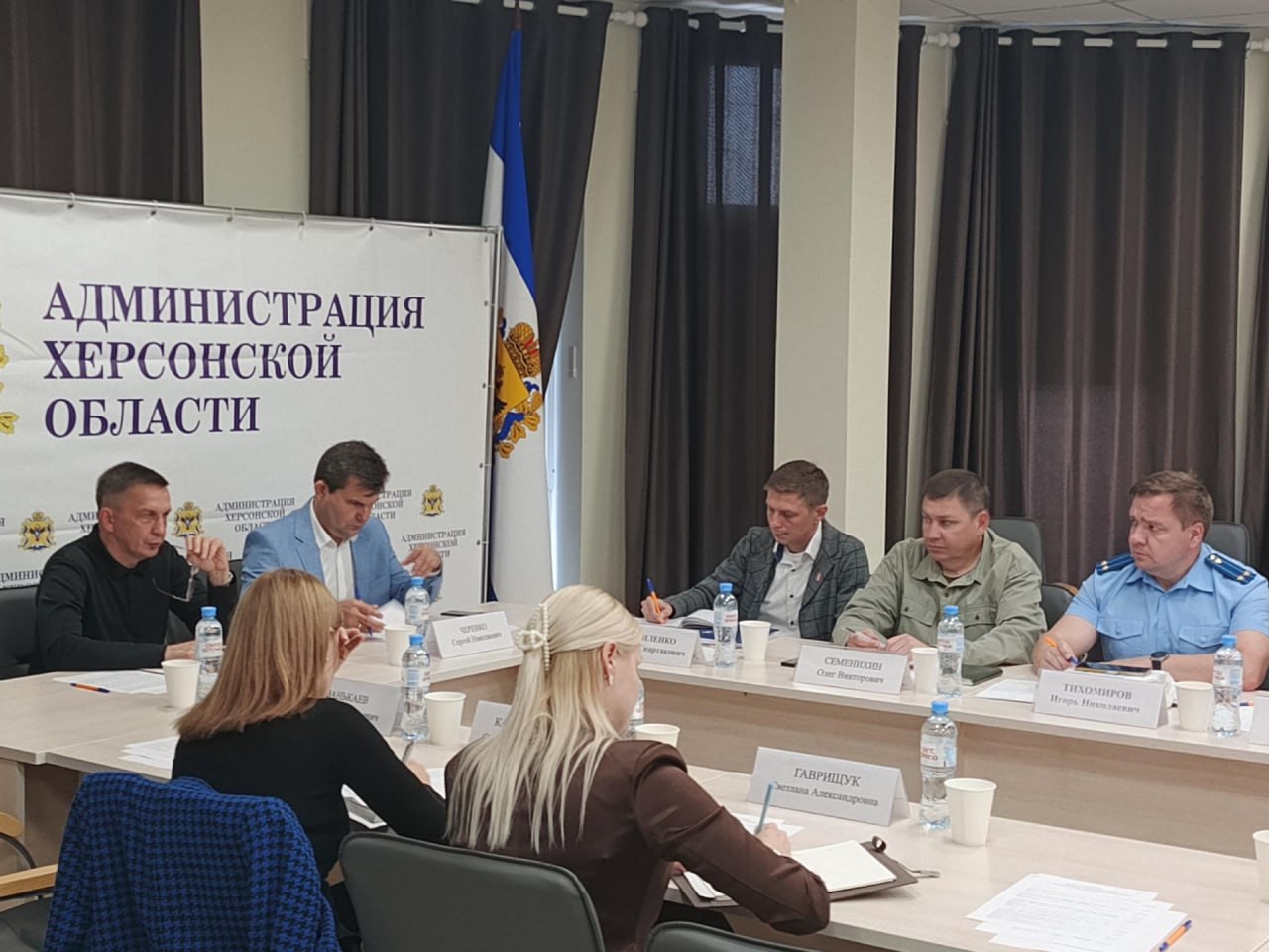 Обсуждены вопросы оказания мер соцподдержки и помощи участникам СВО и членам их семей Исполняющим обязанности начальника отдела по надзору за исполнением федерального законодательства прокуратуры Херсонской области Игорем Тихомировым принято участие в заседании межведомственной комиссии при Губернаторе Херсонской области по координации оказания необходимой социальной поддержки и помощи участникам специальной военной операции и членам их семей В работе также приняли участие первый заместитель Губернатора Херсонской области министры имущественных и земельных отношений агропромышленного комплекса и продовольственной политики образования здравоохранения транспорта и развития транспортной инфраструктуры Херсонской области региональный директор ДО Херсонский ПАО Банк ПСБ руководитель регионального отделения Фонда Защитники Отечества и др На заседании обсуждены вопросы связанные с мерами социальной поддержки предоставляемые военным и их родственникам выделения помещения для регионального отделения Всероссийского общества слепых сроками исполнения запросов членов семей погибших солдат в ПАО Банк ПСБ Помимо этого прокуратурой региона предложено рассмотреть вопрос о предоставлении единовременной денежной выплаты установленной указом Губернатора Херсонской области лицам заключившим контракт через военный комиссариат квотировании мест для трудоустройства демобилизованных военнослужащих в государственных и муниципальных предприятиях и учреждениях предоставлении права на бесплатное обучение участникам специальной военной операции и их детям в колледжах и техникумах По результатам заседания заинтересованным уполномоченным органам даны поручения о разработке дополнительных мер социальной поддержки указанной категории населения Рассмотренные вопросы находятся на постоянном контроле в прокуратуре области