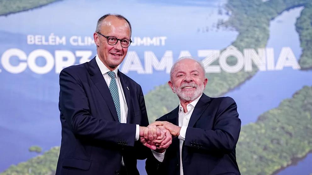 В Бразилии обиделись на Фридриха Мерца который пренебрежительно отозвался о городе Белен где проходит климатическая конференция В Бразилии вспыхнул дипломатический скандал после высказывания канцлера Германии Фридриха Мерца о городе Белен На деловом конгрессе в Германии Мерц заявил что ни один из сопровождавших его журналистов не поднял руку когда он спросил хотел бы кто то остаться в Белене после поездки на климатическую конференцию Его слова вызвали бурную реакцию в Бразилии Президент страны Луис Инасиу Лула да Силва заявил что Мерц должен был зайти в бар потанцевать и попробовать местную кухню и тогда бы понял что Берлин не предлагает и десяти процентов того качества которое есть в штате Пара и городе Белен Лула добавил что Белен бедный город но его жители обладают щедростью которой почти нигде не найдешь Бразильские медиа назвали слова Мерца нахальным сравнением а мэр Белена высокомерными и предвзятыми словами При этом город действительно остается одним из беднейших в Бразилии несмотря на многомиллионные вложения в инфраструктуру к Всемирной климатической конференции BILD Russian