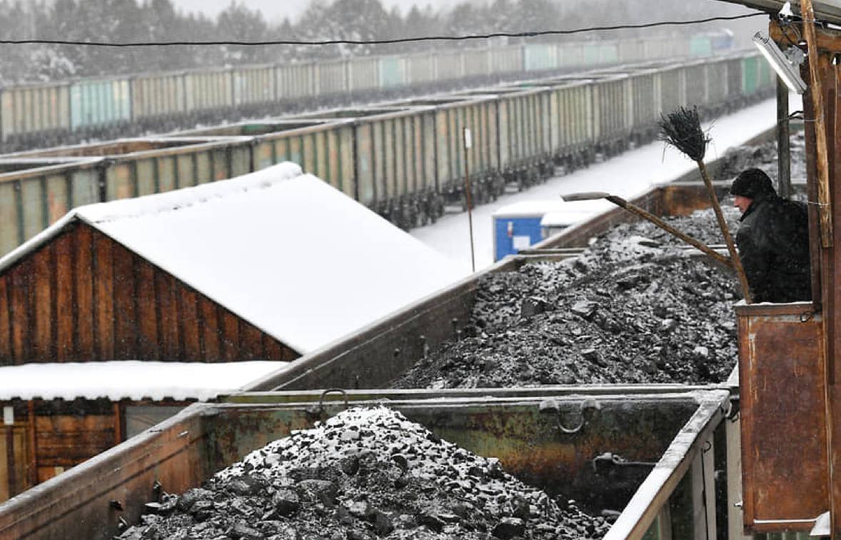 Цены на российский уголь в АТР снизились Стоимость российского энергетического угля калорийностью 5500 ккал в портах Дальнего Востока за первую неделю февраля снизилась на на 1 5 до 73 1 за тонну FOB говорится в регулярном обзоре NEFT Research Мировой и российский рынок энергетического угля С середины декабря 2025 года цены на этом базисе были в основном стабильными пишет Коммерсант Уголь с поставкой в Южный Китай подорожал на 1 8 до 89 8 CFR с учетом фрахта но темпы роста цены снизились неделя к неделе Снижение цен связано с ослаблением спроса в северных регионах Китая В преддверии праздников потребители в основном завершили пополнение запасов   Поддержку ценам до начала праздничного периода окажет сокращение внутренней добычи в КНР из за закрытия небольших шахт   Росту котировок в регионе также могут способствовать планы Индонезии по значительному сокращению добычи из за чего местные поставщики уже подняли цены По оценкам NEFT Research при снижении добычи на 20 экспортная стоимость индонезийского угля может вырасти на 40 70 для низкокалорийных и на 10 20 для высококалорийных марок Как отметил партнер NEFT Research по консалтингу Александр Котов вопрос о том насколько серьезны намерения индонезийской стороны остается открытым В западных портах цены на российский уголь калорийностью 6000 ккал на 1 кг выросли за неделю к 6 февраля из за увеличения издержек   Котировки в балтийских портах увеличились на 1 8 до 67 3 за тонну FOB   В порту Тамань на 0 7 до 76 7 за тонну НА ГОРА Угольная аналитика