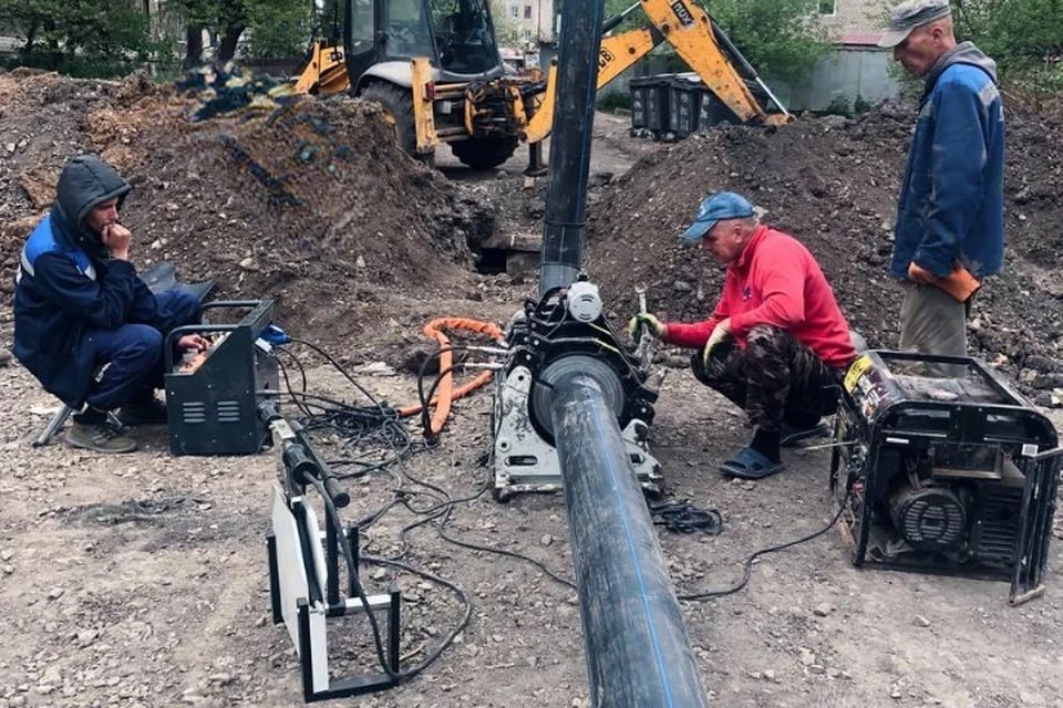 В Антраците сотрудники «Луганскводы» заменили участок старого водопровода Эксплуатацией водопроводных сетей Антрацита занимается подразделение «Луганскводы», протяженность которых составляет около 400 километров. Уровень износа этих коммуникаций в среднем составляет 80%, а в некоторых местах – и вовсе 100%. Специалисты провели ремонтные работы на улице Петровского, где был заменен изношенный участок трубы протяженностью свыше 100 метров. Устаревшая конструкция была заменена на новую полиэтиленовую трубу диаметром 200 мм. Для выполнения работ были привлечены пять специалистов и одна единица специализированной техники. Благодаря этим мероприятиям ожидается уменьшение числа аварий в данной зоне и более надежное водоснабжение жителей.