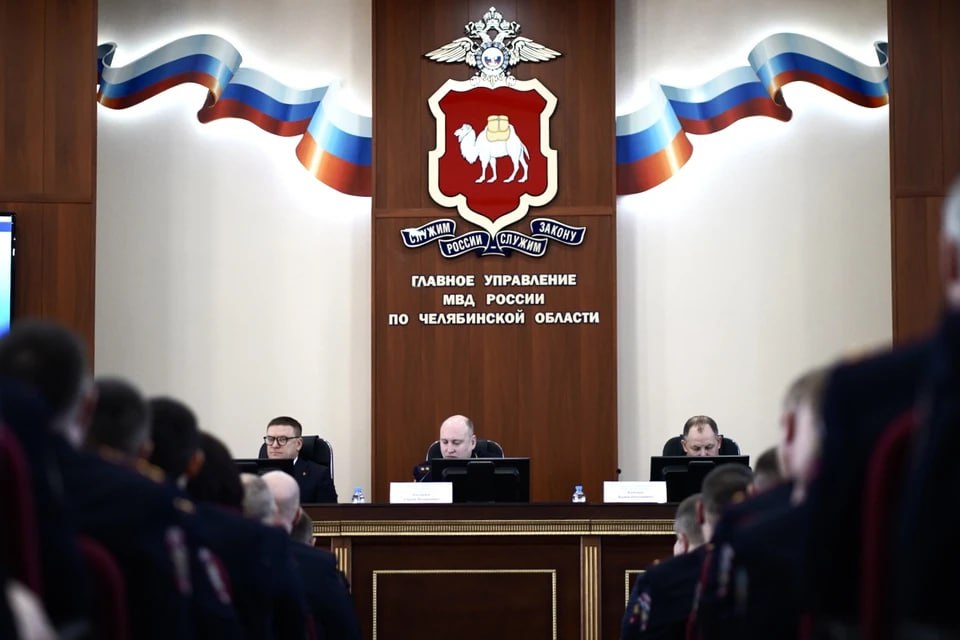 Челябинская область вошла в число регионов лидеров по эффективности работы полиции заняв шестое место в общероссийском рейтинге Южный Урал смог добиться заметного снижения преступности и раскрытия резонансных дел прошлых лет Как рассказал на заседании коллегии МВД начальник областного главка Сергей Космачев количество грабежей сократилось на 36 квартирных краж на 28 краж автомобилей на 23 Угонов стало меньше на 5 вымогательств на 8 случаев умышленного поджога имущества на 23 убийств на 28 а тяжкого вреда здоровью на 14 Эффективность раскрытия преступлений в общественных местах выросла до 70 а общий показатель раскрываемости в регионе достиг 58 3 что на 4 выше 2024 года   Подписаться на chelkp Мы в MAX