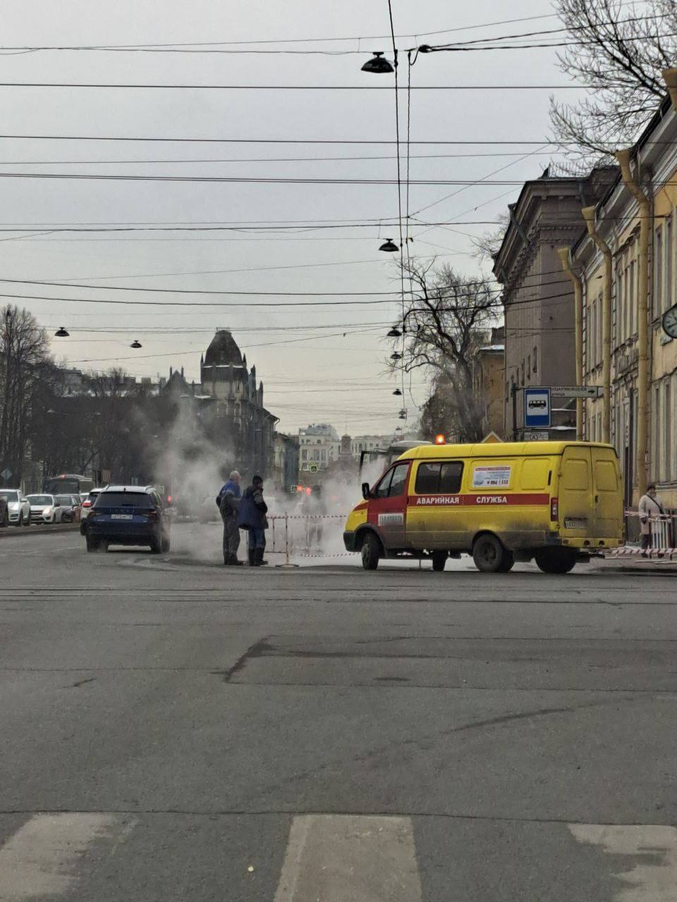 Разлив кипятка парализовал автомобильное движение по Троицкому проспекту и 1-й Красноармейской улице. Пробка также скопилась и на Измайловском проспекте.  На месте работают специалисты «Теплосети». Как сообщили на предприятии, отключать горячую воду в близлежащих домах не пришлось.