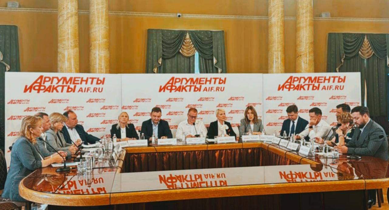 В закрытом заседании Клуба ректоров на площадке издательского дома «Аргументы и факты» вместе с руководителями ведущих вузов, представителями государственных органов и экспертами обсудили стратегически важные вопросы развития образования, науки и молодёжной политики.    По статистике, в этом году примерно половина школьников выбирают вузы, половина - колледжи.    Я говорила не только о важности новых составляющих Стратегии образования, но и о миссии Университета Вернадского — подготовке кадров для развития сельских территорий, об увеличении интереса к агропрофессиям.   Предварительные итоги приёмной кампании подтверждают: молодёжь видит перспективы развития АПК.  В этом году большие конкурсы на все направления подготовки кадров для отрасли: в среднем более 15-ти человек на место!  Такого не было даже в прошлом году!    Министерство сельского хозяйства Российской Федерации профессионально перезагрузило содержание подготовки кадров для отрасли!  Это позволило привлечь внимание молодежи к жизнеобеспечивающим  профессиям.  Уже сегодня мы работаем над важными проектами:    переподготовка учителей агротехнологических классов;    активное взаимодействие со школой, системой СПО, наукой и бизнесом.  Все это делается для того, чтобы создать надежную образовательную экосистему.  И это не просто цифры в отчетах, а вклад в качество жизни людей и продовольственную безопасность нашей страны.  Поддерживаю позицию, высказанную первым заместителем министра просвещения России Александром Вячеславовичем Бугаевым, о развитии педагогического образования, важности патриотического воспитания молодых;  проекты с молодежью, о которых рассказала заместитель министра науки и высшего образования России Ольга Викторовна Петрова.  Интересный прогноз прозвучал от экспертов: есть большая вероятность, что 2026 год будет объявлен Годом работника сельского хозяйства или инженера!   И это вполне логично, ведь именно эти профессии во многом определяют будущее нашей страны.