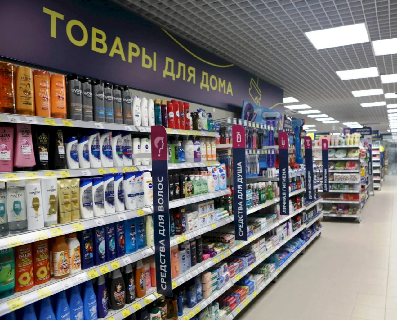 Магнит начал экспансию в сферу DIY Объявленное в 2025 году разделение профилей Магнит Косметик на три кластера товаров красоты товаров для дома и площадки со сбалансированным ассортиментом получает продолжение Несмотря на то что доля универсальных магазинов сети все еще остается крупнее бренд делает ставку на доступность товаров DIY в физических магазинах у дома Первый экспериментальный магазин открылся в Адыгее В ассортименте сети представили товары для кухни уборки текстиля и декора одним словом все то что можно купить на маркетплейсах Ценовая политика здесь также ориентирована на бюджетный ценовой сегмент Открываться такие магазины будут в небольших городах и малых населенных пунктах Кажется сеть решила посоревноваться с новыми пунктами выдачи маркетплейсов Онлайн каналы продаж команда бренда тоже старается развивать сервис обещает доставку через мобильное приложение Однако успеть везде получится вряд ли конкуренты начали развивать собственный e com гораздо раньше Посмотрим чем сети обернется движение против течения на рынке где с каждым годом растет доля e commerce а число офлайн магазинов сокращается Интерьерный бизнес в Telegram в MAX