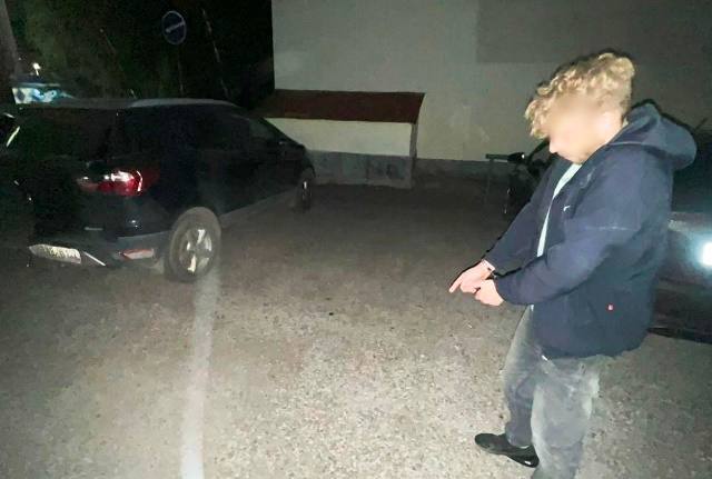 Очередного наркомана поймали в Стерлитамаке Полиция задержала 25 летнего любителя запрещенки на улице Худайбердина во время операции Мак У него нашли 6 пакетиков с мефедроном потом он показал тайник где спрятала еще 2 грамма запрещенкт При досмотре нашли 6 пакетиков с мефедроном а позже ещё один тайник с 2 граммами вещества Парень от медосвидетельствования отказался Возбуждено уголовное дело Подпишись на Короче Стерлитамак