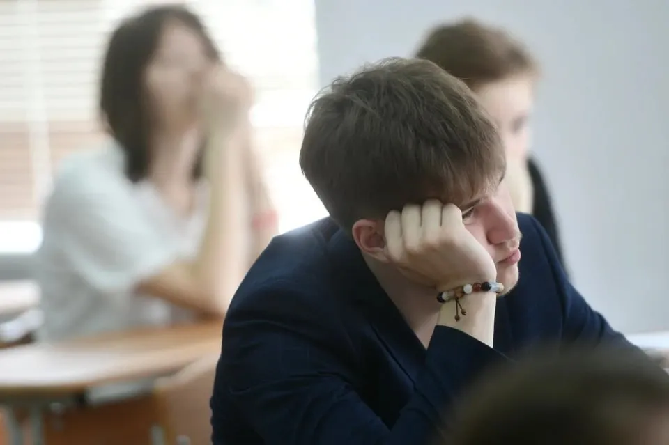 Литература и физика не очень популярны челябинские девятиклассники сдают пробные экзамены В Челябинской области 14 апреля пройдет репетиция Основного госэкзамена В тренировке поучаствуют более 10 тыс девятиклассников Школьникам предстоит на пробу сдать экзамены по русскому языку литературе химии физике и информатике Как пояснили в Челябинском институте развития образования 7 4 тыс человек напишут экзаменационную работу по русскому языку в тренировочных экзаменах по физике и химии поучаствуют 500 человек 1 6 тыс школьников собираются сдавать пробный экзамен по информатике Наименее популярной оказалась литература Пройти пробный ОГЭ по ней во всем регионе готовы только 190 человек Настоящие экзамены девятиклассники будут сдавать с 2 июня по 6 июля   Подписаться на chelkp Мы в MAX