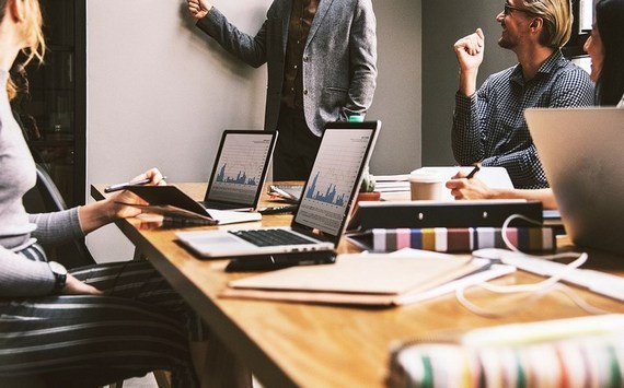 В Пензенской области растет число предпринимателей global58 ru news id 12645 В Пензенской области за счет улучшений комфортной деловой среды растет число открывающих свое дело бизнесменов В среднем в год их становится на 2 больше Занимающий пост главы региона Олег Мельниченко привел данные на своем канале в Telegram В регионе в качестве субъектов МСП зарегистрированы 47 тыс человек Суммарно на них работают 230 000 пензенцев В этом году услугами центра Мой бизнес успели воспользоваться 1500 бизнесменов В виде 85 займов со сниженной ставкой они получили 262 млн рублей Основное внимание уделяем развитию собственного дела в сфере обрабатывающего производства гостеприимства и общественного питания в области информации и связи креативных индустрий пояснил губернатор Бизнес предприниматель поддержка