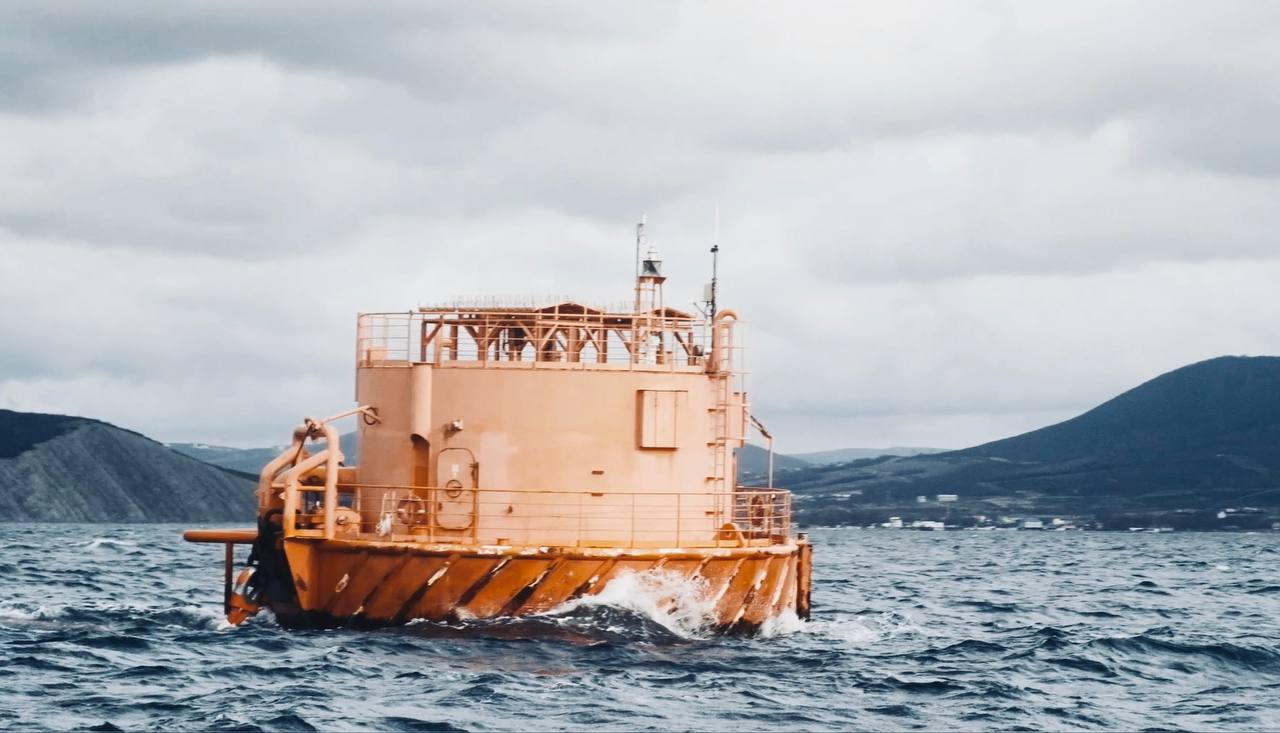 КТК приостановил погрузку нефти на терминале в Новороссийске из за шторма Кроме того ранее были прекращены приём сырья и ремонтные работы из за повреждений от атаки беспилотного катера Кубанские Новости   Мы в MAX