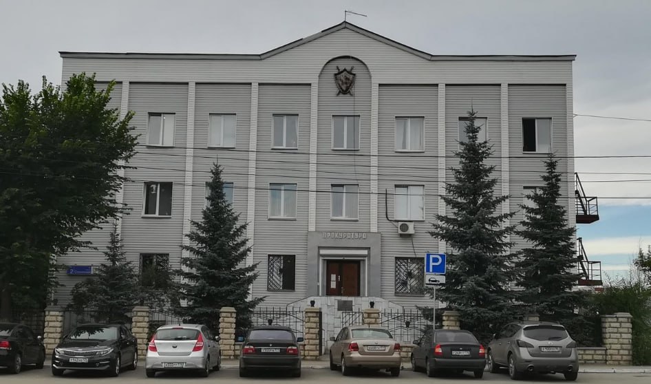 Челябинец ответит за оскорбление соседа в домовом чате  Прокуратура Курчатовского района установила, что в мае текущего года жильцы многоквартирного дома по улице Куйбышева обсуждали вопросы благоустройства в общем чате мессенджера. В ходе переписки один из жильцов публично оскорбил своего соседа, используя нецензурную брань.  Мужчине предстоит выплатить штраф.   ПОДРОБНЕЕ  URALPRESS.RU