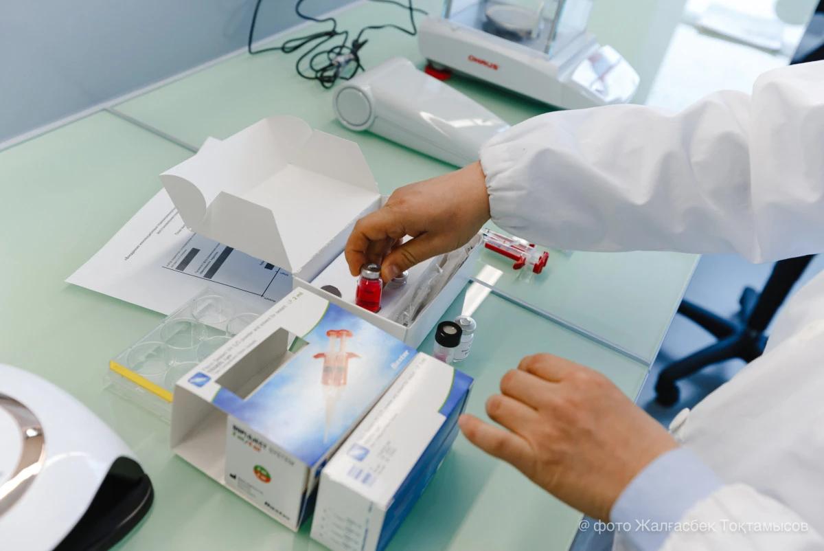 Казахстан лидирует в Центральной Азии по показателям ВОЗ Казахстан стал первой страной Центральной Азии и одной из десяти стран Европейского региона Всемирной организации здравоохранения ВОЗ достигших целевого показателя по снижению преждевременной смертности от неинфекционных заболеваний НИЗ на 25 к 2025 году передает BAQ KZ со ссылкой на Минздрав Этот результат отмечен ВОЗ как значимое достижение в укреплении системы общественного здоровья Наибольший вклад в успех внесла реализация комплексных мер по профилактике и лечению сердечно сосудистых заболеваний С 2017 по 2024 годы в стране открыто 85 инсультных центров что позволило значительно снизить показатели смертности и инвалидности после инсультов Так за 9 месяцев 2025 года в инсультных центрах пролечено 39 447 пациентов при этом стационарная летальность составила всего 11 3 один из самых низких показателей за последние годы Доля проведённого тромболизиса при ишемическом инсульте достигла 6 а нейрохирургическая активность 5 Координацию работы инсультной службы обеспечивает Республиканский координационный центр по проблемам инсульта на базе Национального координационного центра экстренной медицины Министерства здравоохранения РК который методически и организационно поддерживает 85 инсультных центров страны включая центры III и II уровней и медицинские организации с инсультными койками В честь Всемирного дня борьбы с инсультом сегодня 29 октября на базе Национального координационного центра экстренной медицины в Астане проходит День открытых дверей Мероприятие организовано совместно с Национальным научным центром развития здравоохранения им Салидат Каирбековой при поддержке ВОЗ Цель акции повысить осведомлённость населения о профилактике инсульта факторах риска и важности раннего выявления заболеваний В рамках Дня открытых дверей предусмотрены бесплатная экспресс диагностика измерение артериального давления уровня холестерина и глюкозы консультации невролога терапевта кардиолога и специалистов по здоровому образу жизни а также распространение информационных материалов о факторах риска инсульта Министерство здравоохранения выразило благодарность врачам и организаторам здравоохранения за вклад в укрепление системы профилактики и лечения неинфекционных заболеваний благодаря которому тысячи казахстанцев получают шанс на выздоровление и качество жизни