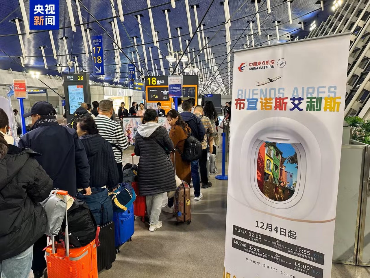 China Eastern запустила самый длинный прямой авиарейс в мире 29 часов и почти 20 тысяч километров Авиакомпания China Eastern запустила сегодня самый длинный за всю историю гражданской авиации прямой авиарейс из Шанхая в Буэнос Айрес Время в пути согласно расписанию составляет 29 часов расстояние 19 681 км что близко к теоретически возможному самое большое расстояние между двумя точками на нашей планете не может превышать 22 471 км при этом обе точки окажутся в море Рейсы будут выполняться на Boeing 777 300ER в трёхклассной компоновке с первым классом общая пассажировместимость составляет 316 кресел относительно немного для этого типа что позволит взять больше топлива Но конечно даже с полной заправкой и ограничением коммерческой загрузки топоры не летают на 20 тысяч километров Поэтому предусмотрена промежуточная посадка для дозаправки в Окленде Новая Зеландия Рейс при этом всё равно остаётся прямым не путайте прямые с беспосадочными При этом по пятой свободе воздушного пространства можно продавать билеты между Оклендом и Буэнос Айресом так что есть некоторый шанс половину маршрута лететь без соседа Напомним что China Eastern входит в Skyteam а мили за полёты исправно начисляются в Аэрофлот Бонус Раньше для полётов в Южную Америку приходилось пользоваться рейсами авикомпаний из менее полезных в России альянсов так что новость хорошая во всех отношениях Хотя конечно большинство пассажиров на этих рейсах будут китайцами в Аргентине живёт довольно крупная китайская диаспора А до пандемии неплохо грузились и рейсы Aerolineas Argentinas в Окленд www frequentflyers ru 2025 12 04 mu argentina frequentflyers