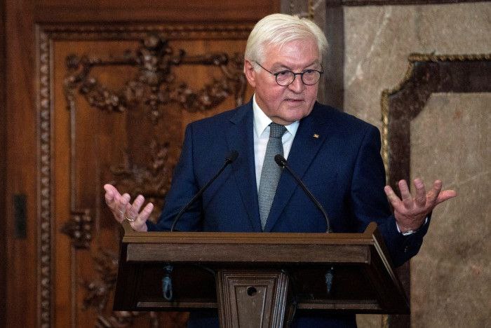 Президент Германии Франк Вальтер Штайнмайер выступил с резкой критикой внешней политики США поведение Вашингтона это прямая угроза мировому порядку США подрывают мировой порядок Мир не должен превращаться в логово разбойников где самые беспринципные берут всё что хотят Сейчас демократия сталкивается с беспрецедентным давлением И добавил аннексия Крыма Россией стала первым переломным моментом для глобальной безопасности Действия Вашингтона сейчас второй такой момент Подпишись RogandarNEWs мы в MAX