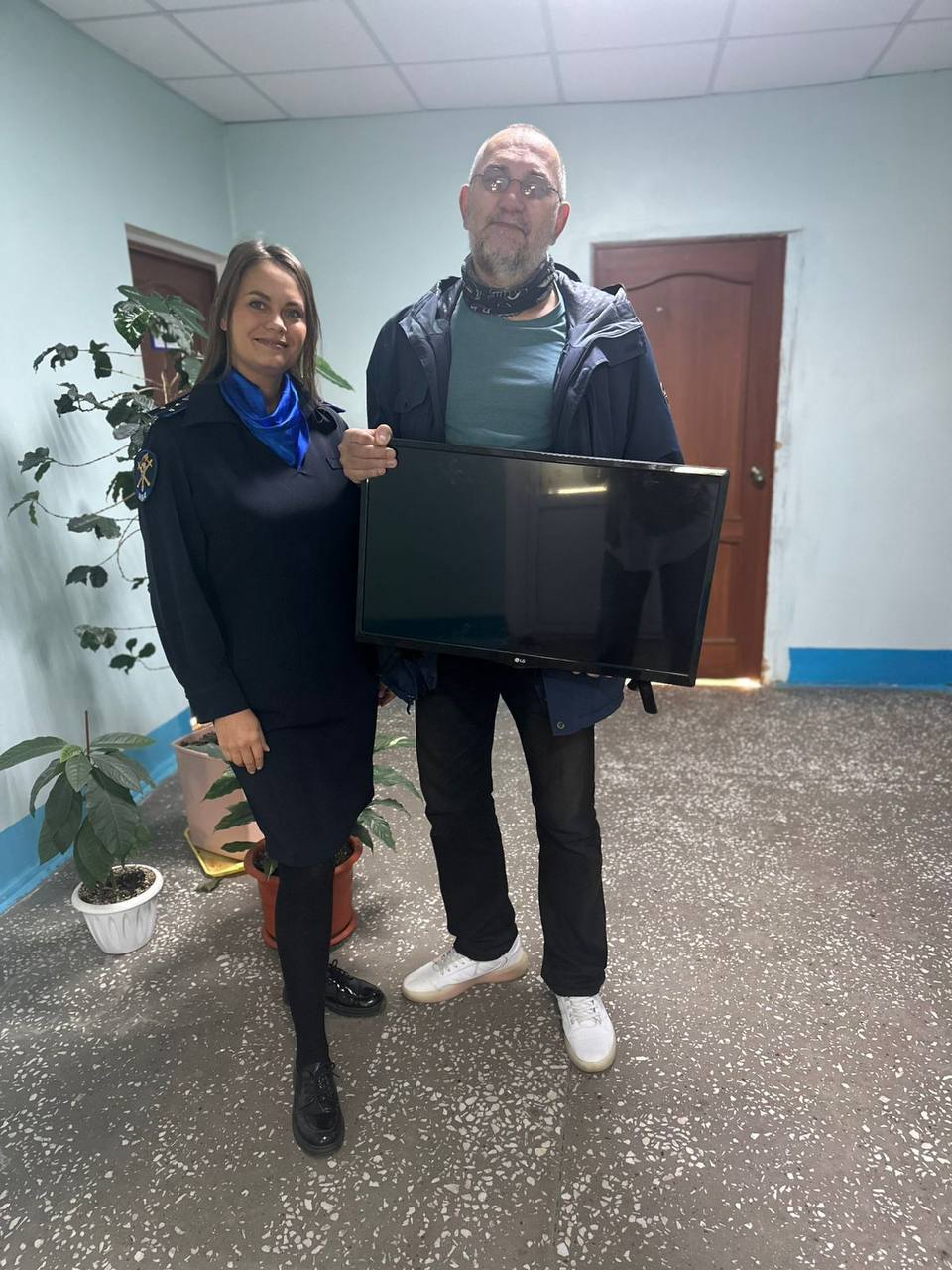 В Дивногорске соцработник ограбил 85 летнюю пенсионерку Мужчина представился сотрудником соцслужбы пришёл в квартиру 85 летней пенсионерки измерил ей давление и расспрашивал о самочувствии Когда понял что у женщины нет денег толкнул её на диван и забрал телевизор Злоумышленника быстро вычислили сотрудники уголовного розыска Украденный телевизор он успел сдать в комиссионку за 3 тысячи рублей Полицейские нашли и вернули вещь хозяйке Фото МВД24 Подписывайся на АиФ Новости Красноярска