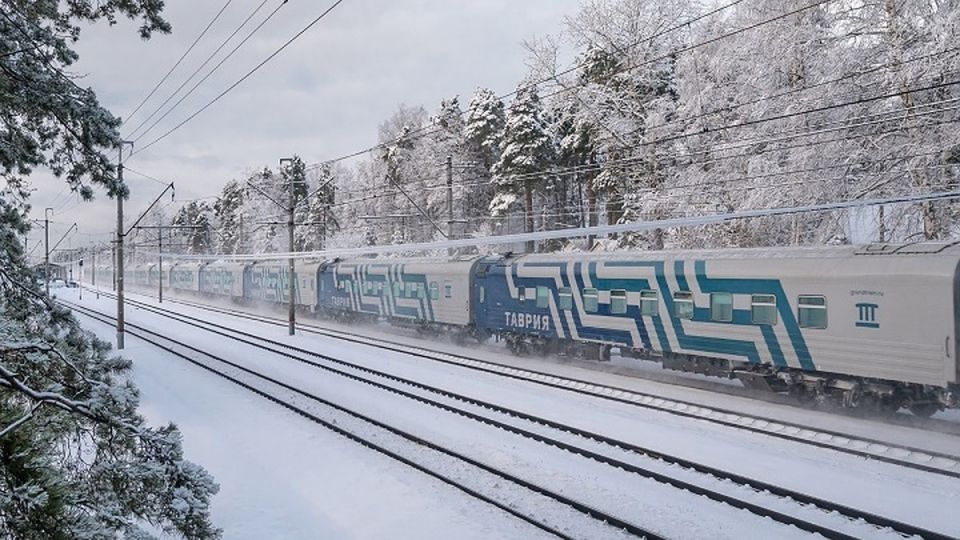 Пассажирам ледяного вагона в Крым компенсируют поездку без света отопления и кипятка На жуткий холод отсутствие освещения и кипятка в вагоне пожаловались пассажиры поезда 182 сообщением Санкт Петербург Симферополь Возвращаться на полуостров после новогодних праздников им пришлось в непростых условиях спать в верхней одежде вытирать конденсат с окон а в туалет ходить в соседний вагон Спасибо проводникам за то что своими силами полночи растапливали печь и вообще делали что могли После починки появилась с перебоями вода в туалете им разрешили пользоваться но без света Работа розеток по часам с потолка в туалете ледяной душ в вагоне течет крыша с окон льется вода и очень дует кипяток набрать тоже не всегда возможно не хватает мощностей на нагрев написал один из пассажиров в социальной сети Подробнее