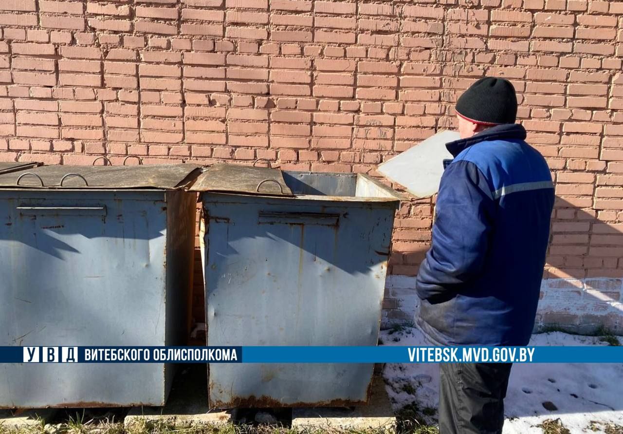 #АПК #ПОСЕВНАЯ_2025 Полоцкими правоохранителями выявлен факт хищения окрашенного дизельного топлива 54-летний механизатор одного из сельскохозяйственного предприятия Полоцкого района решил нелегально заработать. В течении месяца мужчина сливал топливо с закрепленного за ним трактора МТЗ в пластиковые канистры. После чего канистры с 90 литрами солярки спрятал на территории предприятия в мусорных контейнерах. Сельчанин экономил топливо, вносил в путевые листы недостоверные сведения о количестве заправленного ГСМ и его расходе. Злоумышленник пояснил, что похищал топливо организации для дальнейшей перепродажи. Мужчина привлечен к административной ответственности по статье 11.1 КоАП Республики Беларусь мелкое хищение . Топливо изъято и передано на хранение на предприятие.