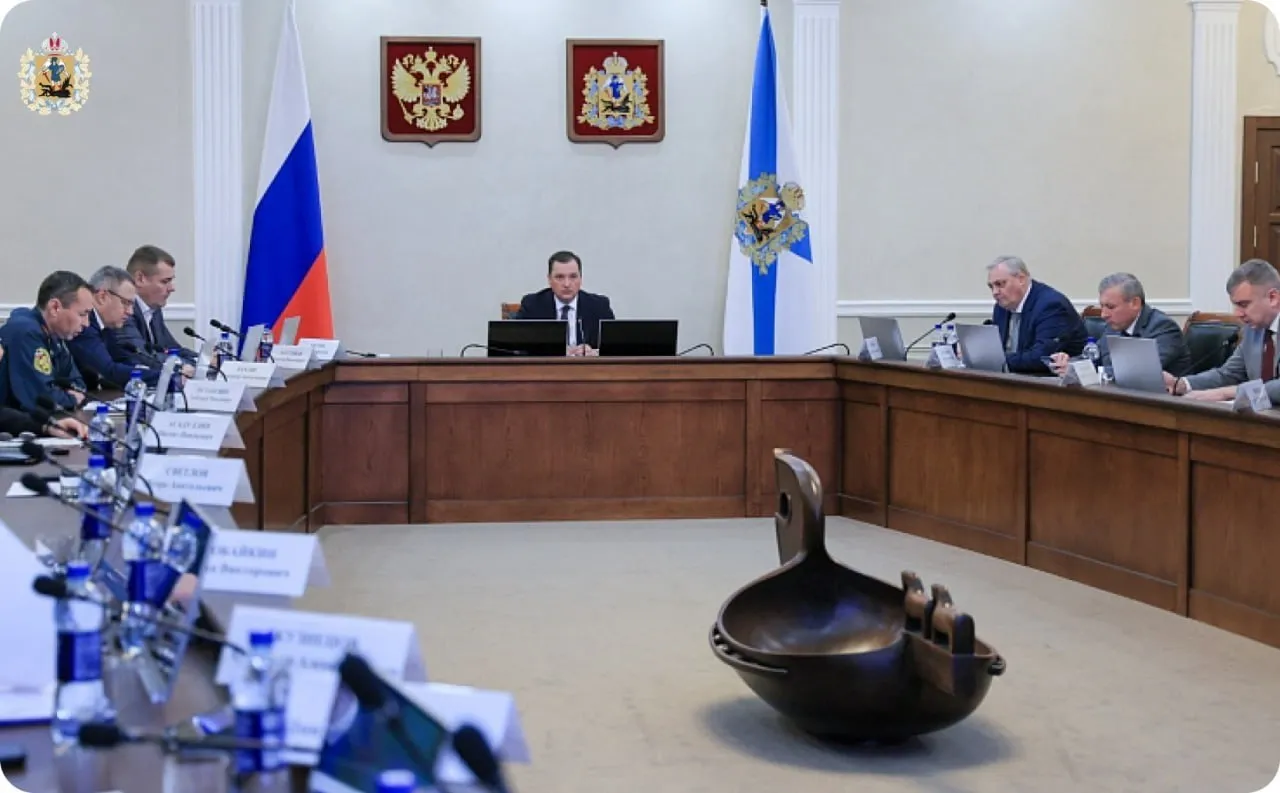 Жителям Поморья напоминают о необходимости соблюдения правил безопасности при отдыхе на водных объектах Вопрос организации безопасного отдыха на водных объектах стал одной из тем оперативного совещания которое провел губернатор Александр Цыбульский На совещании отмечалось что несмотря на принимаемые меры весенне летний сезон не обходится без трагических случаев Основной причиной гибели людей остается пренебрежение элементарными правилами безопасности С 1 мая на реках и озерах Поморья уже произошло 6 трагических происшествий на воде а с начала 2026 года 10 Спасатели напоминают Подготовка к отдыху на воде с использованием лодки или катера должна начинаться на берегу Каждый судовладелец обязан лично убедиться в технической исправности плавсредства Перед выходом на воду важно проинформировать близких о точном маршруте следования и планируемом времени возвращения Первое и главное правило экипировка На борту обязательно должны находиться спасательный жилет и круг а также заряженный мобильный телефон упакованный в водонепроницаемый чехол Важно учитывать погодные и эксплуатационные факторы выход на воду при прогнозируемых порывах ветра и грозе категорически запрещен Недопустимо превышать количество пассажиров и установленную грузоподъемность лодки Купаться разрешается исключительно в специально оборудованных местах Дети могут находиться у воды только под присмотром взрослых