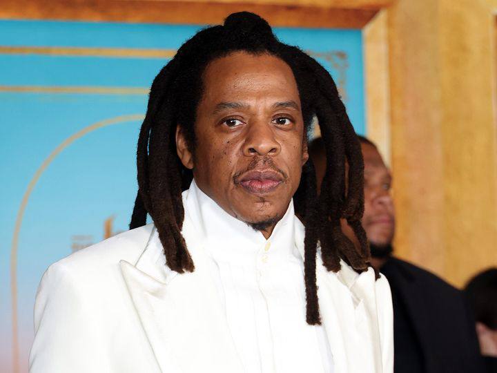 Forbes назвал Jay Z самым богатым музыкантом мира с состоянием 2 6 млрд Основу финансового успеха рэпера и предпринимателя Шона Картера Jay Z составил алкогольный бизнес В 2021 году группа LVMH приобрела 50 акций шампанского бренда Armand de Brignac а в 2023 м Jay Z продал часть доли в коньячном доме D Usse компании Bacardi В его портфель также входят акции Uber инвестиции в технологические компании коллекция произведений искусства и музыкальный лейбл Roc Nation Второе место в списке заняла Тейлор Свифт с состоянием 1 6 млрд а Робин Фенти Рианна теперь на третьей строчке ее капитал снизился до 1 4 млрд основным источником дохода остается бренд Fenty Beauty kursivm kursiv lifestyle
