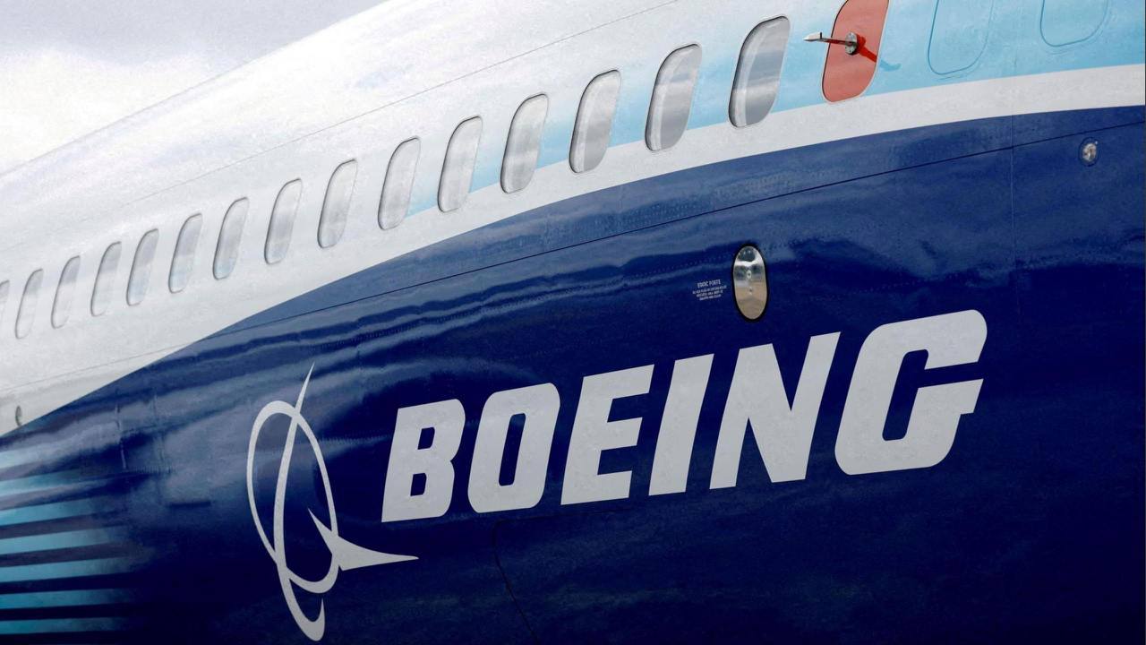 Boeing снова в деле: Китай снял запрет на поставки самолетов Китайские власти разрешили возобновить поставки самолетов Boeing. Перевозчикам предоставили возможность самостоятельно определить сроки и условия получения лайнеров. Запрет действовал около месяца. Часть заказанных самолетов вернули в США, и Boeing начал искать новых покупателей среди авиакомпаний Малайзии и Саудовской Аравии. Сейчас на китайский рынок планируется поставить около 50 самолетов 737 Max до конца года. #НовостиЛогистики #ЛогистическиеРешения #НовостиИмпорт #logisticsnews #БольшаяЛогистика