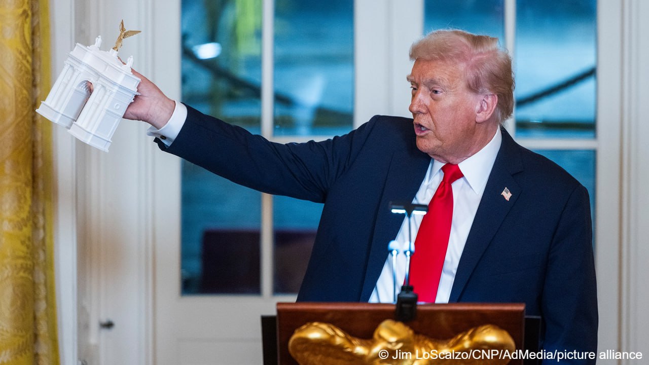 Трамп поделился деталями про гигантскую Триумфальную арку в Вашингтоне По задумке президента США сооружение должно напоминать парижскую Триумфальную арку только превосходить по размеру и ее и все остальные существующие в мире ведь США величайшая и самая могущественная нация По данным Washington Post высота вашингтонской Триумфальной арки должна составить 76 метров для сравнения парижская Триумфальная арка сооруженная в 1836 году высотой около 50 метров Архитектурные эксперты настроены скептически столь высокая конструкция не впишется в архитектурный ансамбль Также на территории Белого дома сейчас строится помпезный бальный зал почти на 1500 человек Для этого в октябре снесли часть Восточного крыла Зал по словам Трампа станет величайшим дополнением к Белому дому со времен строительства Овального кабинета dwglavnoe