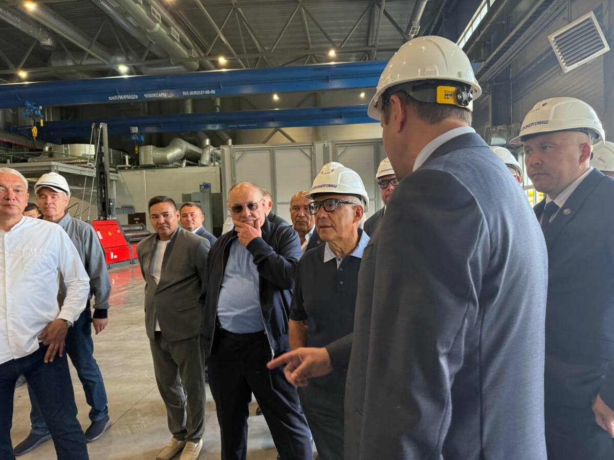 Раис Татарстана осмотрел ход уборочных работ на полях Пестречинского района   Рустам Минниханов проинспектировал уборочные работы вместе с министром сельского хозяйства Маратом Зяббаровым. Уборка завершена на 30%, посевная площадь – 54,6 тыс. га, поголовье крупного рогатого скота превышает 9 тыс. голов.  Раис Татарстана отметил необходимость создания кормовых центров для поддержки личных подсобных хозяйств. Почти миллиард рублей направят на ремонт и строительство дорог, также обсуждались вопросы возведения социальных объектов.  В ходе поездки он посетил завод «Кулонэнергомаш», где представили оборудование для сельхозотрасли, железобетонных заводов, газовой и нефтяной промышленности. Предприятие также выпускает сталелитейную продукцию и изделия из чугуна.      Все каналы Татмедиа