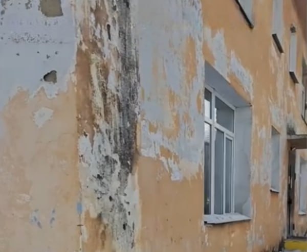 Детсад в Улан Удэ почернел от плесени В региональном отделении Народного фронта рассказали об удручающем состоянии детского сада Улыбка который находится в микрорайоне Восточный В это дошкольное учреждение которое очень нуждается в ремонте ходит полторы тысячи детей Всего у ДОУ три корпуса и один из них самый старый построили аж 40 лет назад в 1986 году С тех пор фасад здания ни разу не обновляли Фото ОНФ