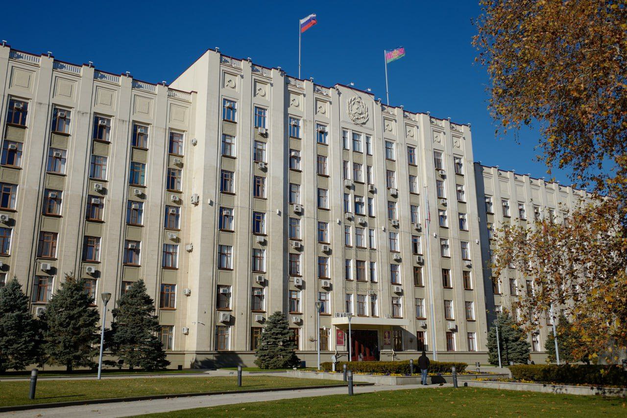 Вениамин Кондратьев назначил заместителей губернатора Краснодарского края Глава региона подписал соответствующие распоряжения Первым вице губернатором Краснодарского края остается Игорь Галась Решение главы региона о его назначении 1 октября поддержали депутаты на 66 й сессии ЗСК С 2015 года Игорь Галась занимал должность вице губернатора с октября 2021 года первого заместителя губернатора На посту он продолжит отвечать за финансовую бюджетную и экономическую политику Андрей Коробка продолжит курировать агропромышленный комплекс Краснодарского края Он является заместителем губернатора с 2015 года До этого был депутатом Совета муниципального образования Динской район Курировать работу в сфере строительства будет Дмитрий Маслов Он родился 11 марта 1988 года в г Новочеркасске Ростовской области Окончил Южно Российский государственный политехнический университет им М И Платова Вице губернатором по вопросам развития курирующим в том числе промышленную политику курортную отрасль потребительскую сферу развитие бизнеса и внешнеэкономическую деятельность остается Александр Руппель Он занимал этот пост с 2020 года а ранее был министром экономики Краснодарского края Заместителем губернатора по социальным вопросам назначен Александр Руденко Он родился 10 августа 1983 года окончил факультет журналистики Кубанского государственного университета С 2005 года работал по специальности на различных должностях в ГТРК Кубань в Сочи и Краснодаре с 2021 года стал заместителем а в последующем и директором медиагруппы Кубань 24 Семейное положение воспитывает 3 детей Заместителем главы региона по имущественным отношениям и природным ресурсам стал Роман Лузинов Он занимал эту же должность с декабря 2022 года а ранее был заместителем главы Краснодара Евгений Пергун назначенный вице губернатором в 2024 году продолжит отвечать за транспорт ТЭК и ЖКХ госрегулирование тарифов С марта 2019 года по июнь 2024 года он был главой муниципального образования Динской район Заместителем губернатора по вопросам внутренней политики региона остается Александр Топалов Данный пост он занимает с 2023 года Ранее был директором департамента внутренней политики Краснодарского края Вице губернатором по вопросам казачества спорта и мобилизационной работы назначен Александр Агибалов Он родился 18 мая 1988 года в Краснодаре Окончил Кубанский государственный университет физической культуры спорта и туризма С 2011 года работал на различных должностях в учреждениях и органах исполнительной власти Краснодарского края принимал участие в развитии системы образовании и молодежной политики духовно нравственного и военно патриотического воспитания был председателем Союза казачьей молодежи Кубани С 2020 года занимал руководящие должности в Сахалинской области был советником губернатора Хабаровского края атаманом Уссурийского казачьего войска Участник специальной военной операции Перейти в наш канал МАХ Подпишись поделись krasnodarkray1 Прислать видео новость