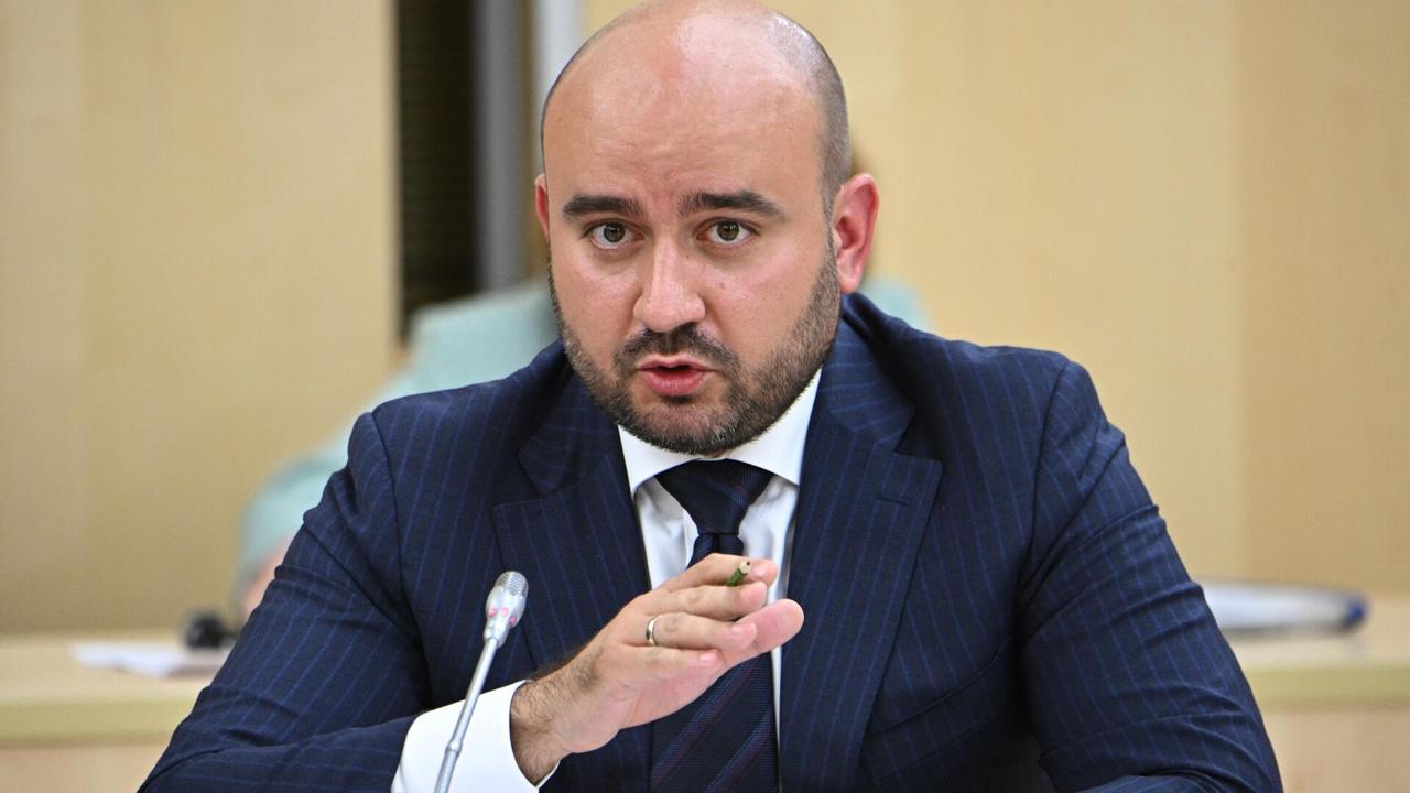 Губернатор Самарской области пообещал быть вежливым с подчиненными еще 10 дней У меня есть еще 10 десять в которые я обещал себе коллегам в правительстве что я буду достаточно вежлив В том числе когда слушаю такие доклады о том что месяц жителей затапливает Поэтому пожалуйста доложите так чтобы мы поняли о чем идет речь в чем была проблема как она устранена обратился Вячеслав Федорищев к министру энергетики и ЖКХ на совещании правительства региона