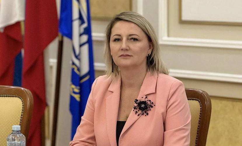 Более 20 лет в отрасли Алла Кушнарева возглавила природоохранное ведомство Губернатор Ростовской области Юрий Слюсарь утвердил нового руководителя министерства природных ресурсов и экологии области Этот пост заняла Алла Кушнарева которая до этого была заместителем министра Информацию опубликовали в телеграм канале правительства Алла Кушнарева родилась в Батайске Ее профессиональный путь в природоохранной сфере региона превышает два десятилетия Основными задачами для министерства стали ужесточение экологического контроля и совершенствование системы работы с твёрдыми коммунальными отходами Подпишись на 1Rnd в МАХ Написать в редакцию