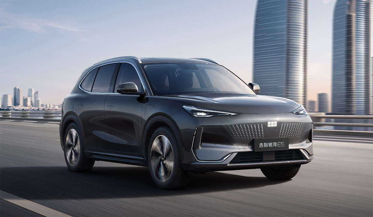 Geely модернизировал в Китае электрокроссовер EX5 Основным усовершенствованием стало увеличение запаса хода. Базовая версия теперь сможет проехать на одном заряде 530 км +90 км , топовая — 610 км +80 км . Также перенастроили подвеску, в результате чего характеристики демпфирования улучшены на 20%. А вот цена электрокара снизилась и теперь стартует с отметки 109 800 юаней около 1,2 млн рублей . В России EX5 стоит минимум 4,1 млн рублей.