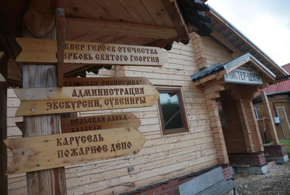 В Чусовском округе введут туристический налог Дума Чусовского округа одобрила введения на территории муниципалитета туристического налога Об этом сообщает телеграм канал На местах Взимать налог будут с предприятий и физических лиц которые предоставляют места для временного проживания в гостиницах отелях хостелах и пр Размер налога составит 1 от стоимости услуг по размещению Налог не будет применяться при предоставлении услуг местным жителям несовершеннолетним а также работникам организаций зарегистрированных на территории Чусовского округа По расчетам администрации туристический налог ежегодно может приносить в местную казну до 1 1 млн рублей