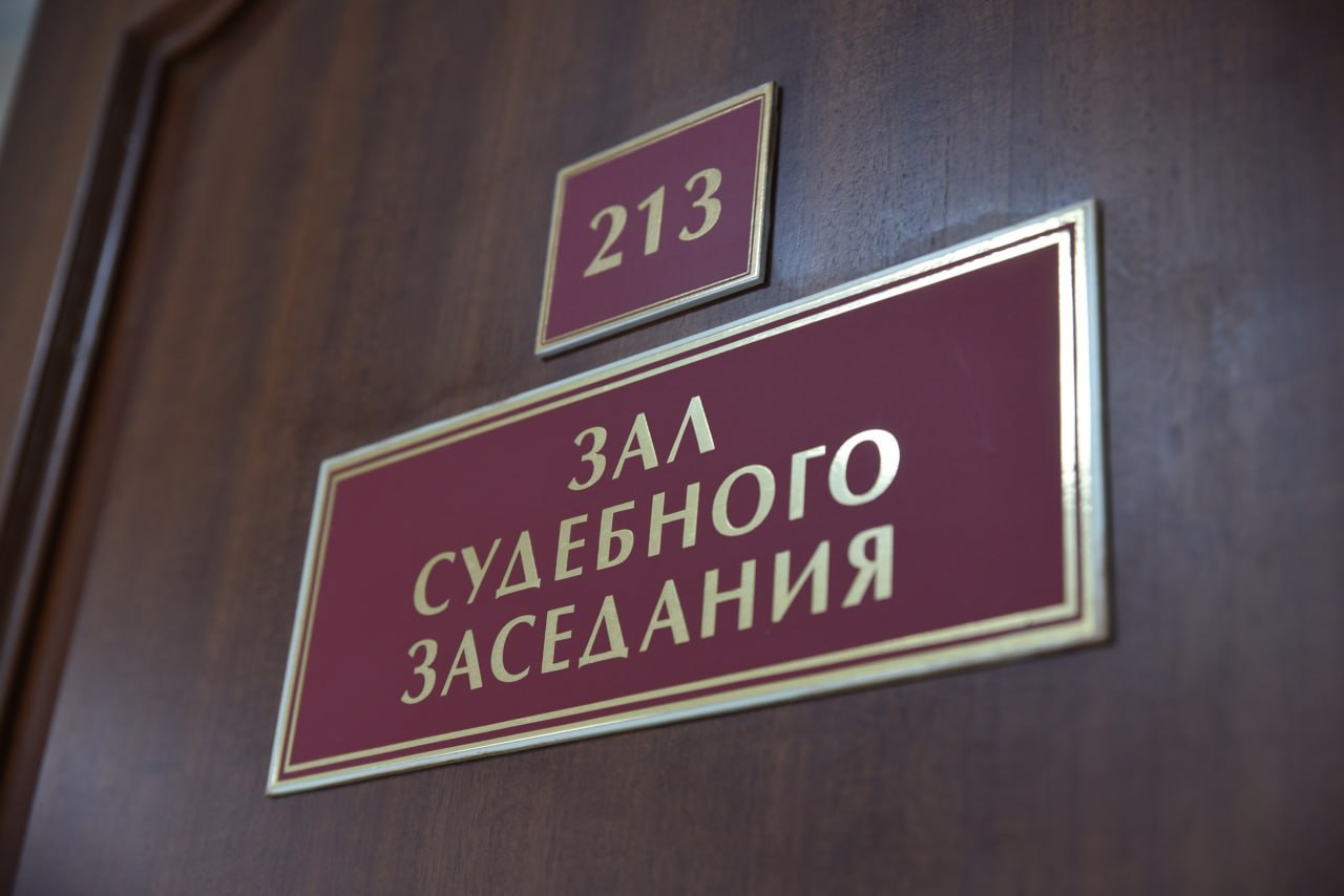 Курянка через суд потребовала сына вернуть дом, землю, технику и 34 тысячи 99-летняя женщина подала в Солнцевский суд на своего сына. Она заявила, что тот в 2010 году забрал у неё почти всё: от сахара и порошка до дома, участков, автомобиля и даже 2 тонн пшеницы. В 2016 году, по её словам, ещё и 34 тысячи рублей. Повод — плохие отношения. Сын объяснил: всё имущество он получил по наследству после смерти отца, а мать сама отказалась от своей доли. Он также указал, что иск подан слишком поздно — прошло больше лет, чем позволяет закон. Суд проверил материалы и не нашёл доказательств, что сын что-то незаконно забрал. Итог: требования отклонены.