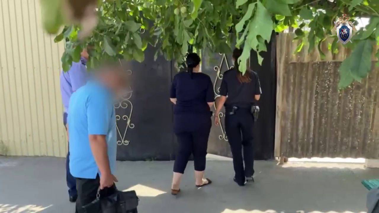 В Будённовске женщину осудили за убийство сожителя из ревности 32 летнюю местную жительницу признали виновной в убийстве мужчины Конфликт произошёл в июле во время распития алкоголя на почве ревности Женщина ударила 38 летнего сожителя кухонным ножом в грудь от полученной травмы он умер в больнице В суде обвиняемая признала вину Ей назначили 7 лет и 9 месяцев колонии общего режима Приговор пока не вступил в силу Что то на Ставропольском в MAX