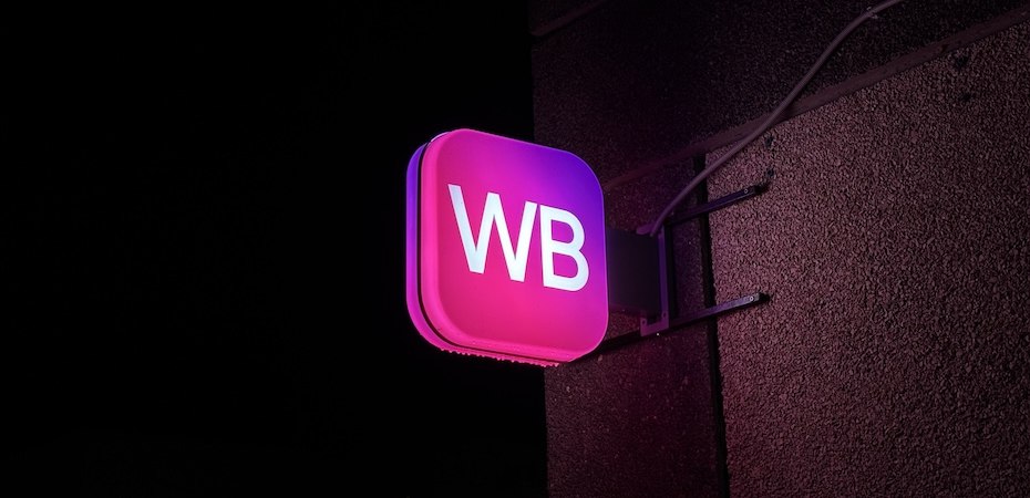 Wildberries придумал новую хитрость, как поиметь с покупателей больше денег Маркетплейс Wildberries запустил тестирование новой платной опции — «Приоритетный заказ». За 39 рублей покупатель может ускорить обработку заказа: товары быстрее передаются на этапы сборки и подготовки к отправке. Это позволяет сократить время на логистику внутри склада, однако итоговый срок доставки зависит от расстояния и работы транспортных служб. Услуга пока доступна ограниченному кругу клиентов, а её массовый запуск будет зависеть от результатов теста. Как работает «Приоритетный заказ» и кому он выгоден? При активации услуги заказ перемещается в начало очереди на этапах комплектации и упаковки. Это экономит несколько часов, а иногда и дней, особенно при заказах из регионов с перегруженными складами. Однако ключевое ограничение остаётся: доставка до конечного ПВЗ или адресата не ускоряется. Таким образом, сервис полезен тем, кто хочет сократить «ожидание» товара на ранних этапах, но не гарантирует ускоренную доставку.