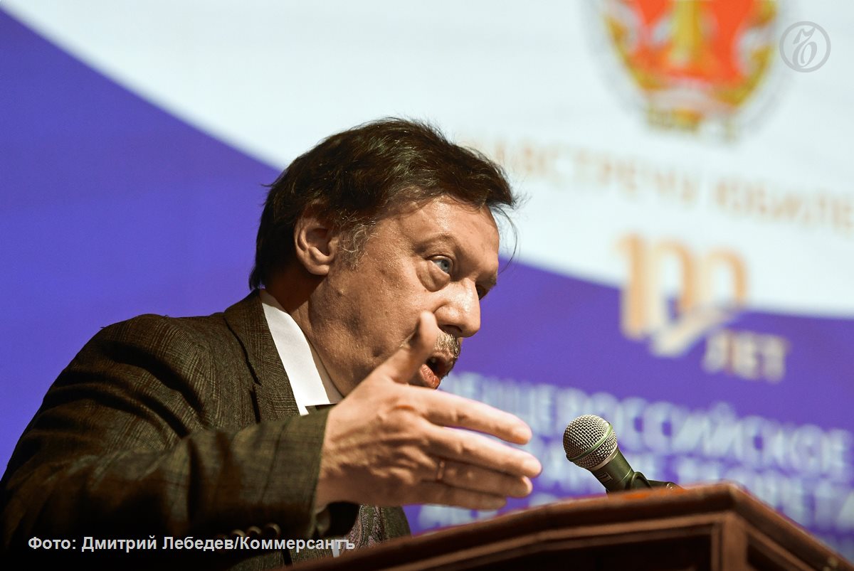 Представитель правительства России в Конституционном суде Михаил Барщевский объявил об уходе с должности Он заявил об этом во время рассмотрения дела в Санкт Петербурге отметив что выступает в последний раз Господин Барщевский признал что был согласен не со всеми решениями КС но выразил удовлетворение тем что по всем определяющим жизнь страны делам позиции суда и правительства совпадали Михаил Барщевский был назначен полномочным представителем правительства в Конституционном суде в марте 2001 года Позднее он также стал полпредом в Верховном суде Помимо этого адвокат носит звания заслуженного юриста России доктора юридических наук он также основал бюро Барщевский и партнеры Чем еще известен Михаил Барщевский в справке Ъ Подписывайтесь на Ъ Оставляйте бусты